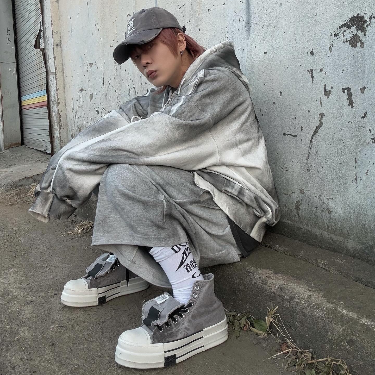 Converse x Drkshdw DBL Drkstar Overdye Chuck 70 Hi Concrete 착용 스타일 - 1