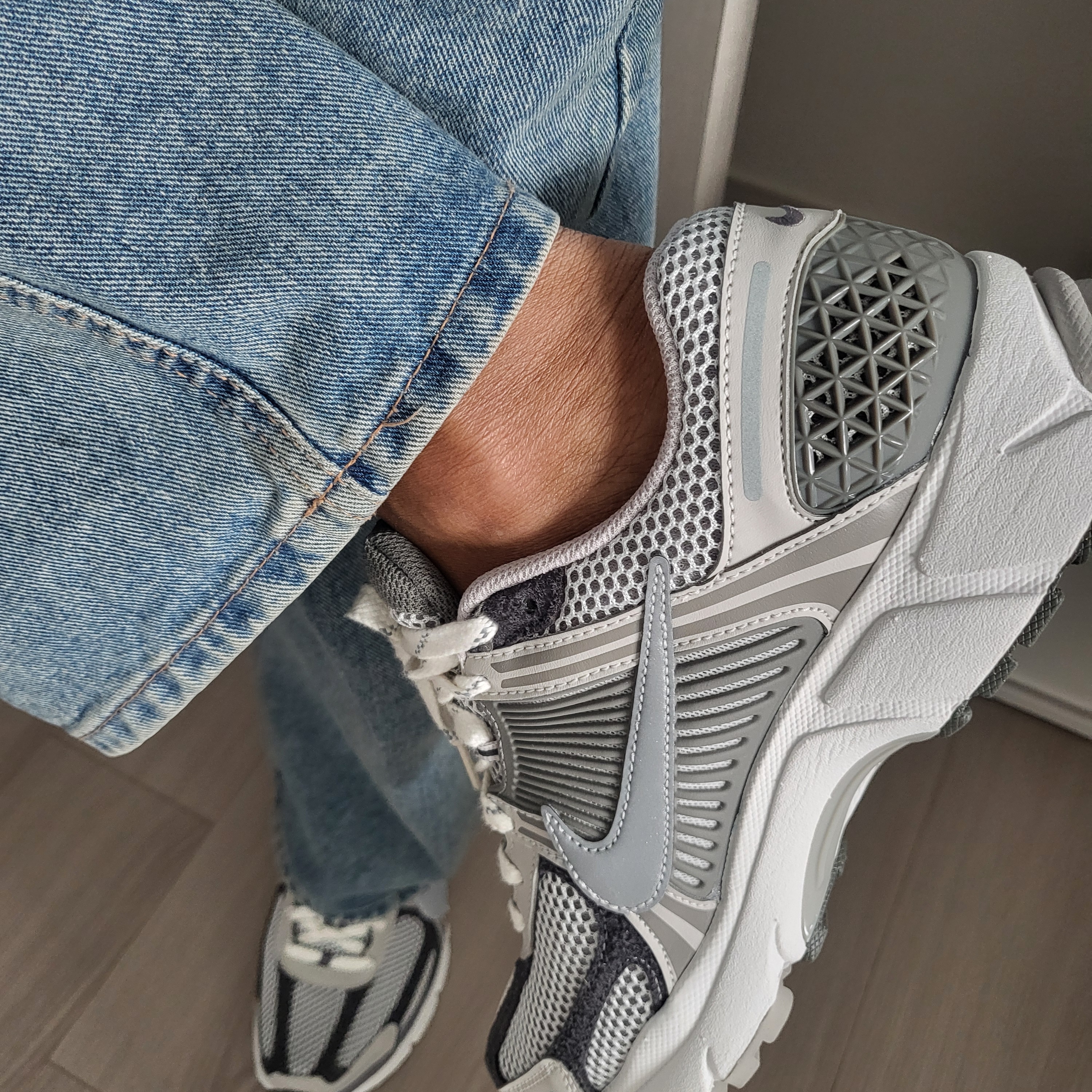 Nike Zoom Vomero 5 PRM Light Iron Ore and Flat Fewter 착용 스타일 - 1