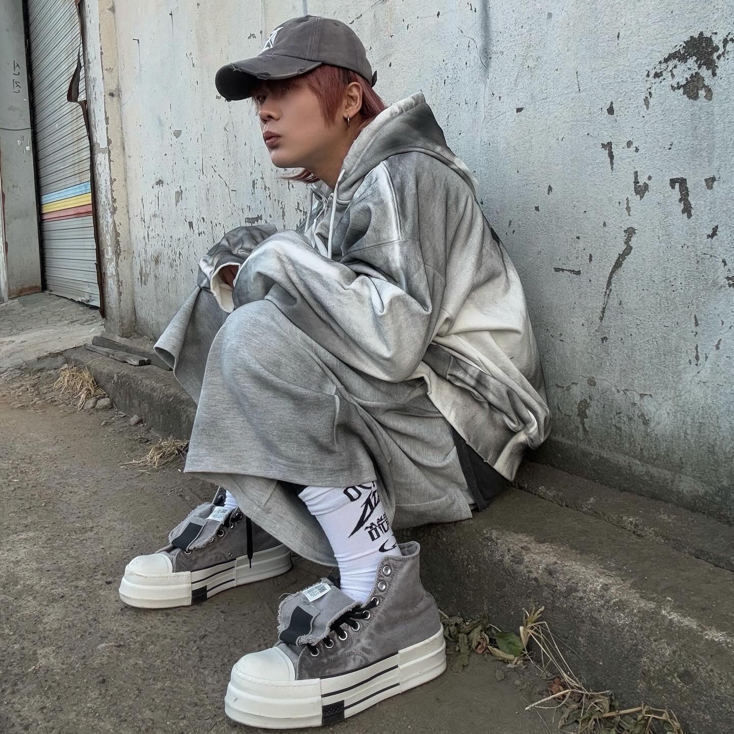 Converse x Drkshdw DBL Drkstar Overdye Chuck 70 Hi Concrete 착용 스타일 - 2