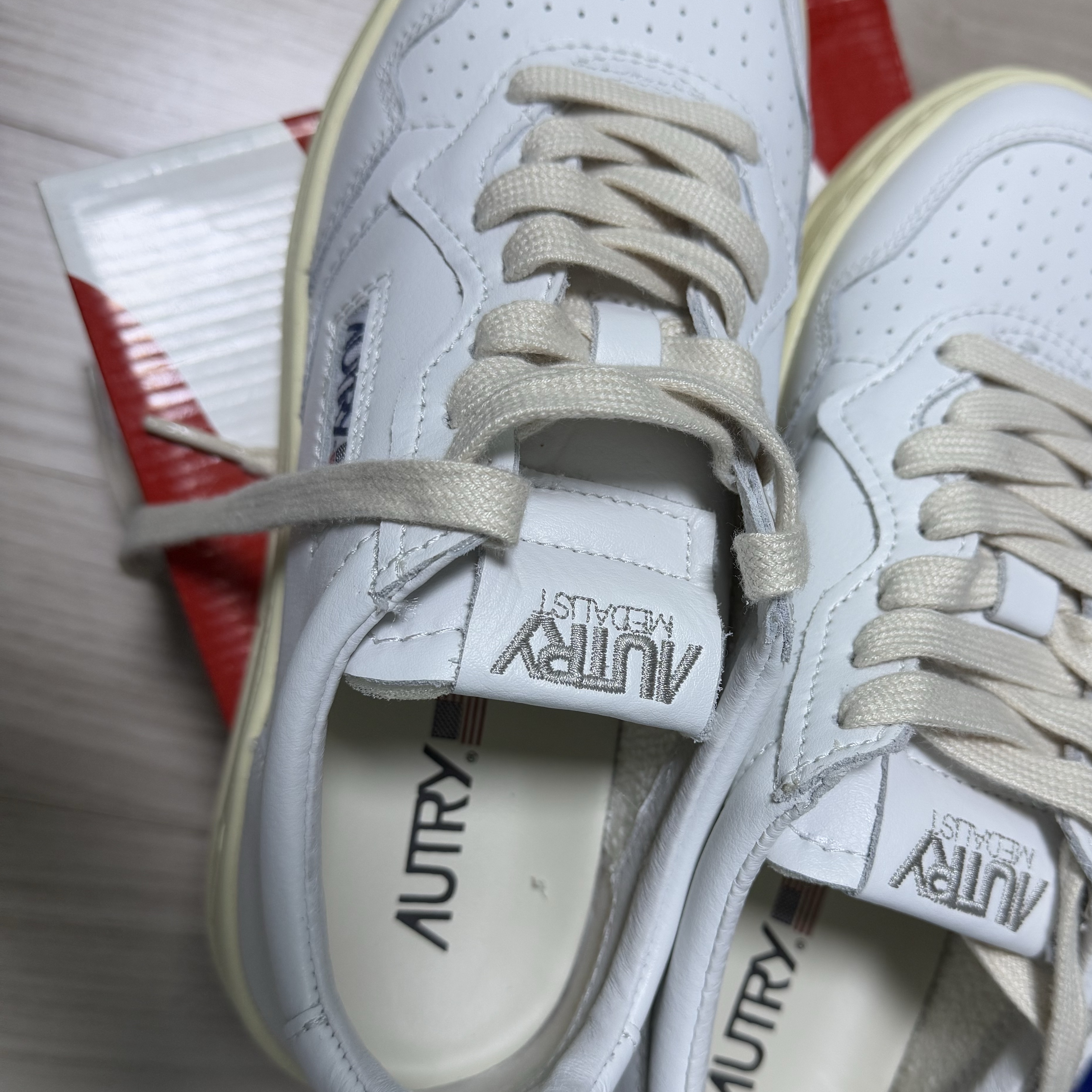 Autry Medalist Low Leather Sneakers White 착용 스타일