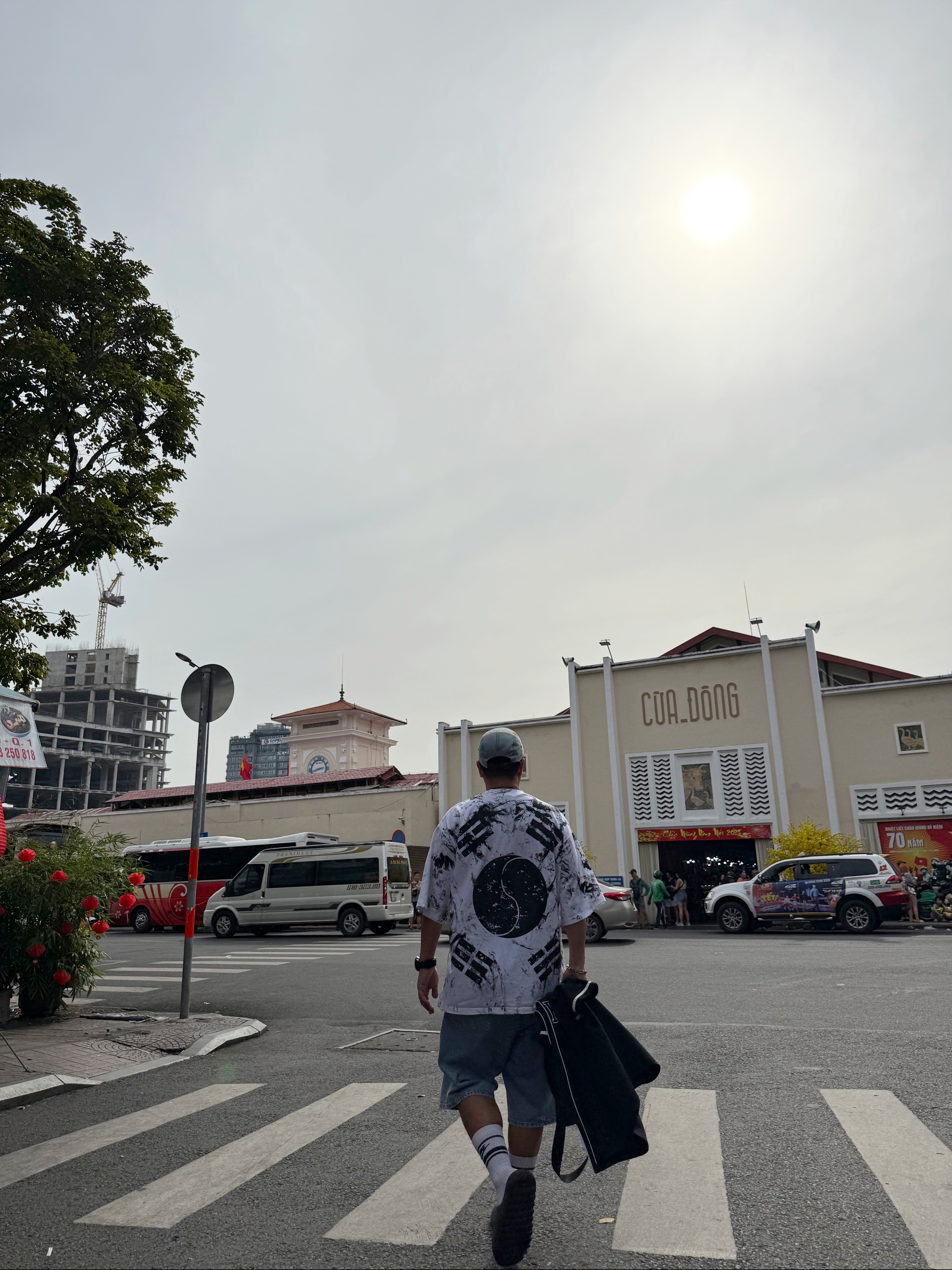 Supreme Washed Chino Twill Camp Cap Denim - 21FW, Supreme Baggy Denim Shorts Washed Blue - 23SS 착용 스타일 - 1