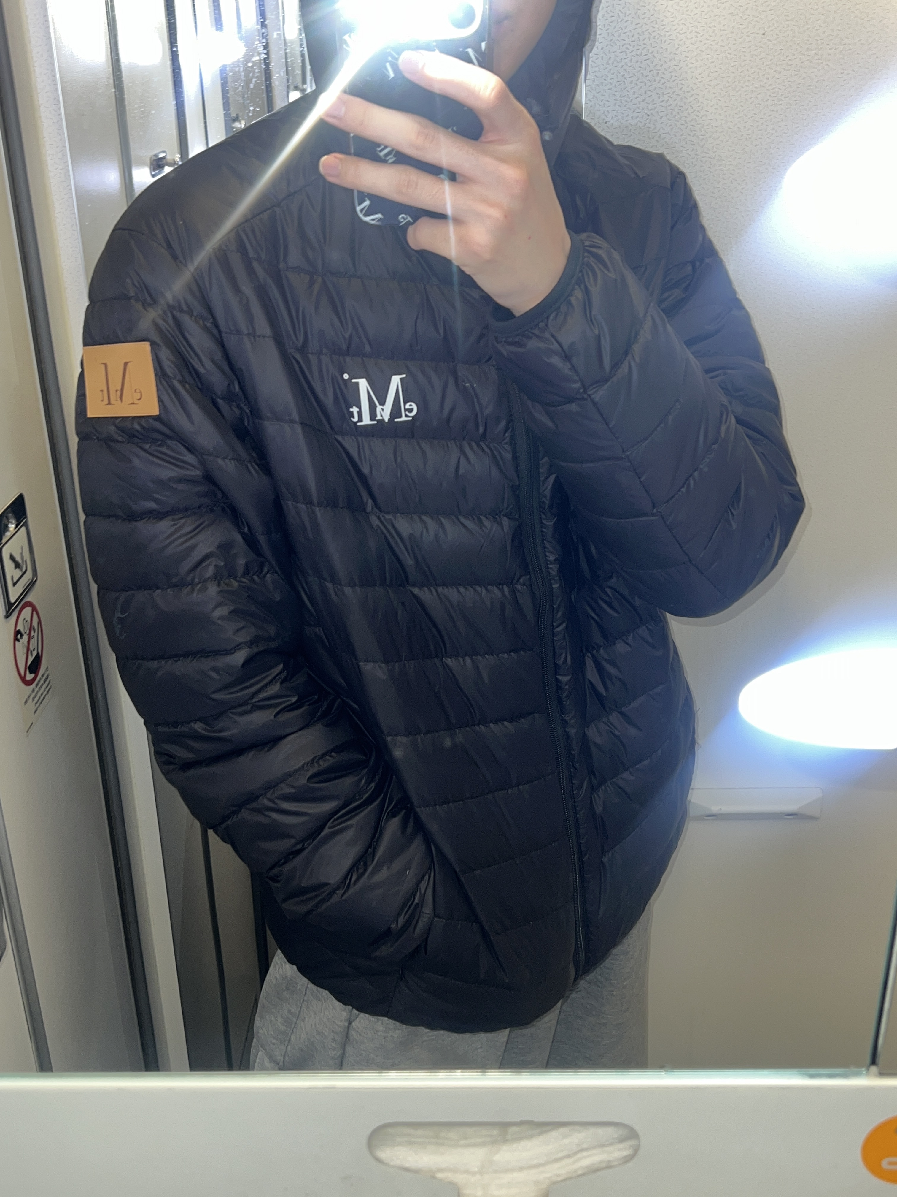 MUCENT Dite Over-Fit Light Weight Padding Black 착용 스타일 - 2