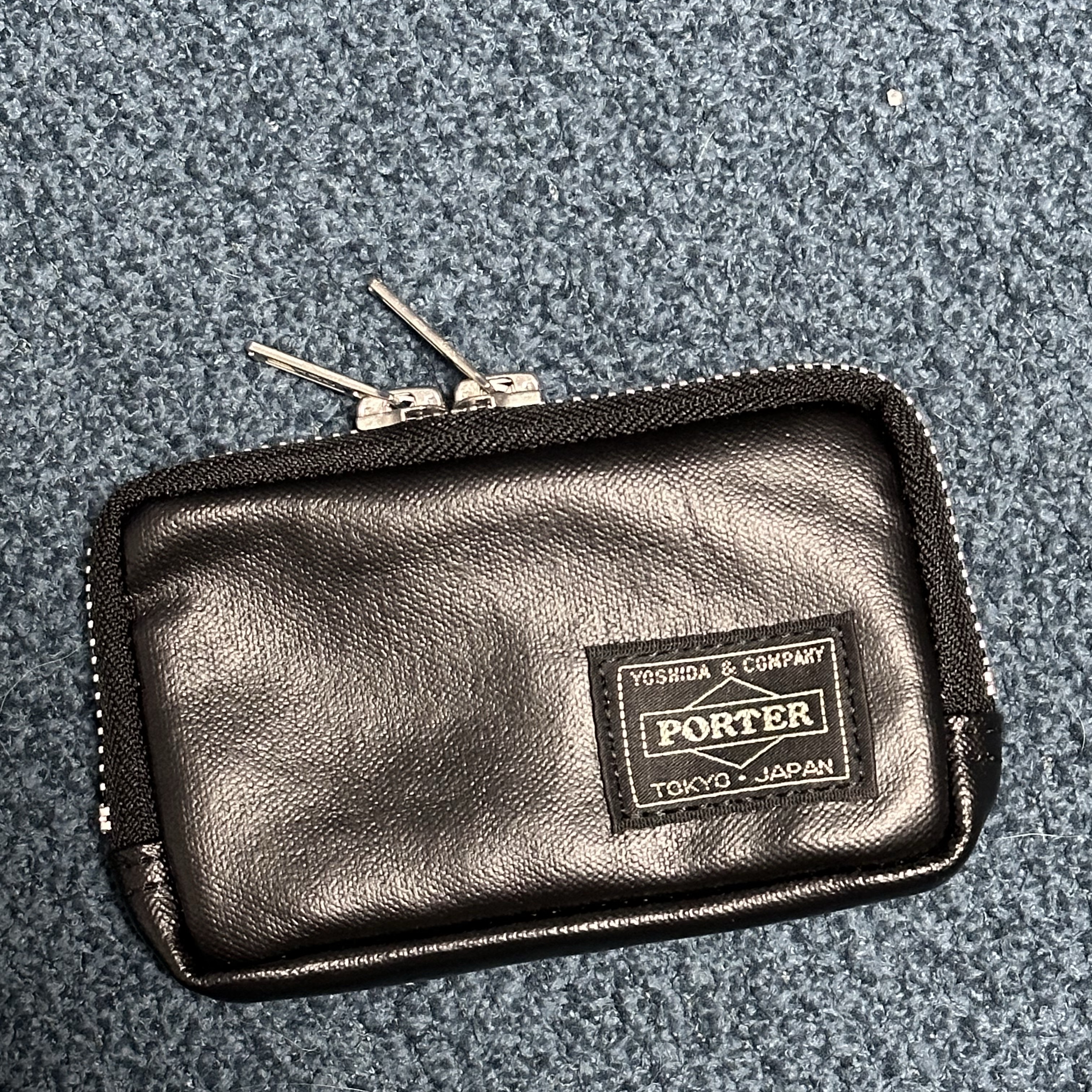 Porter Freestyle Multi Coin Case Black 착용 스타일