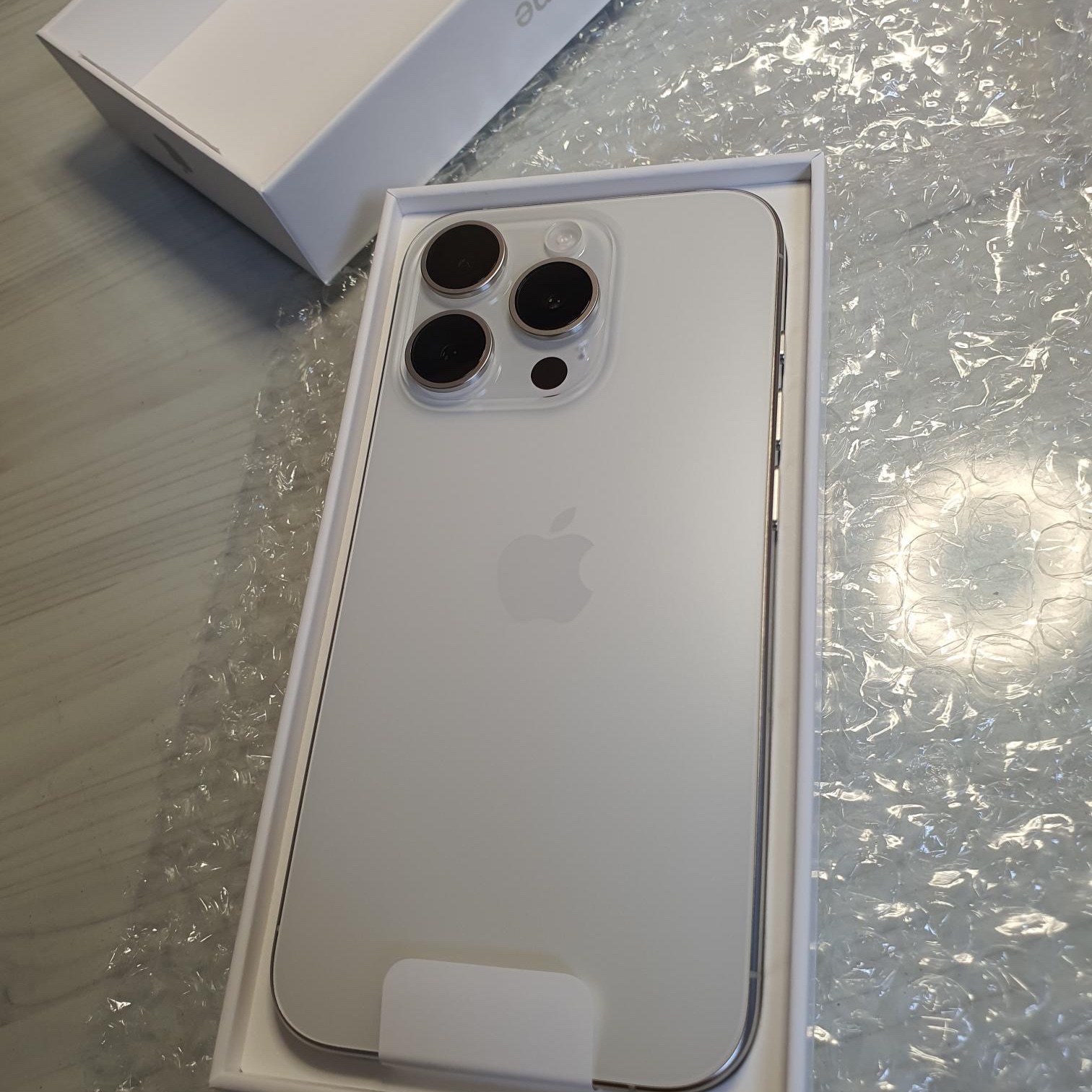 Apple iPhone 15 Pro 256GB White Titanium (Korean Ver.) 착용 스타일