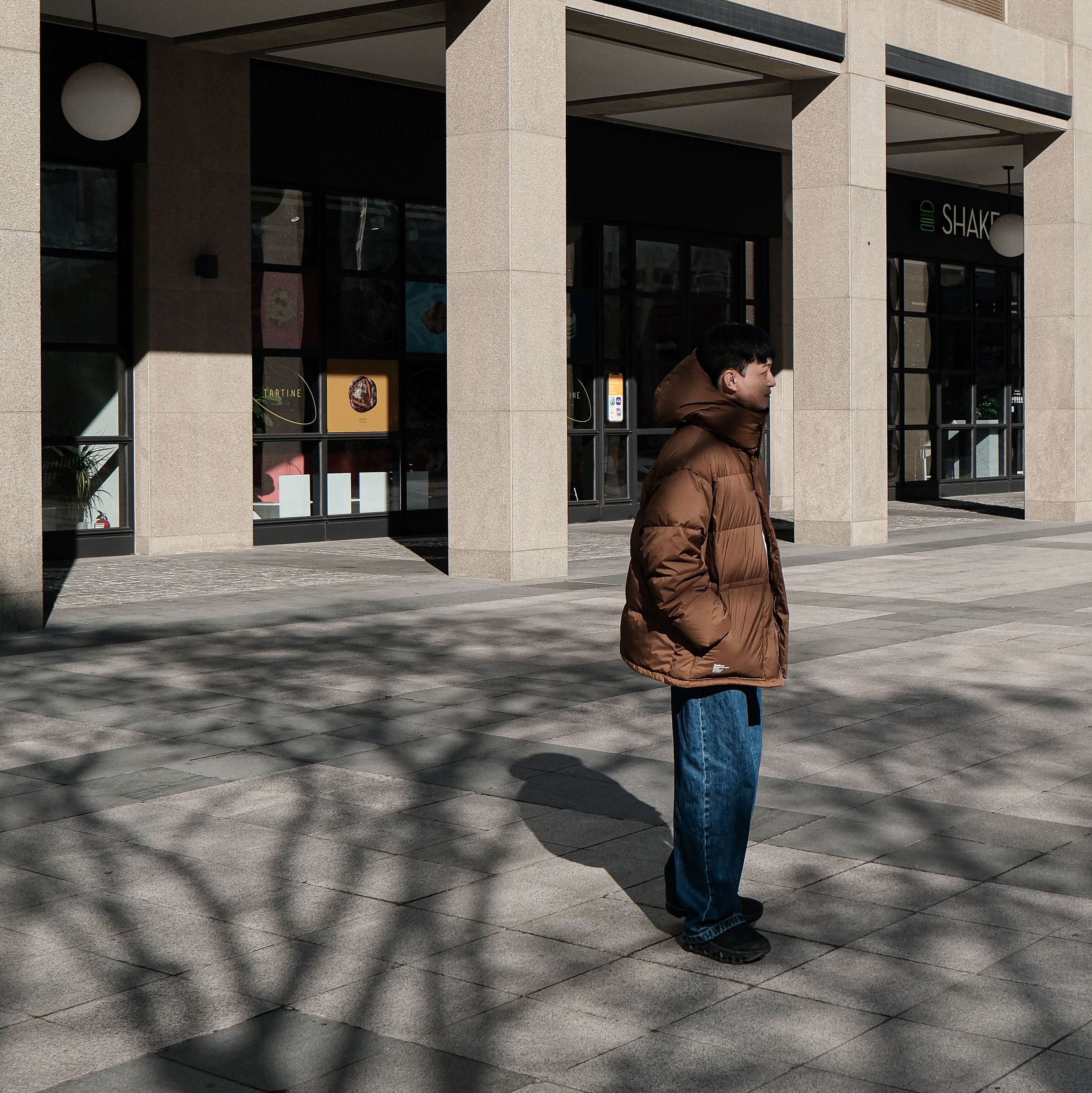 Uniqlo x JW Anderson Wide Fit Jeans Blue, On Running x Post Archive Faction (Paf) Cloudmonster 2 Black Magnet 착용 스타일 - 7