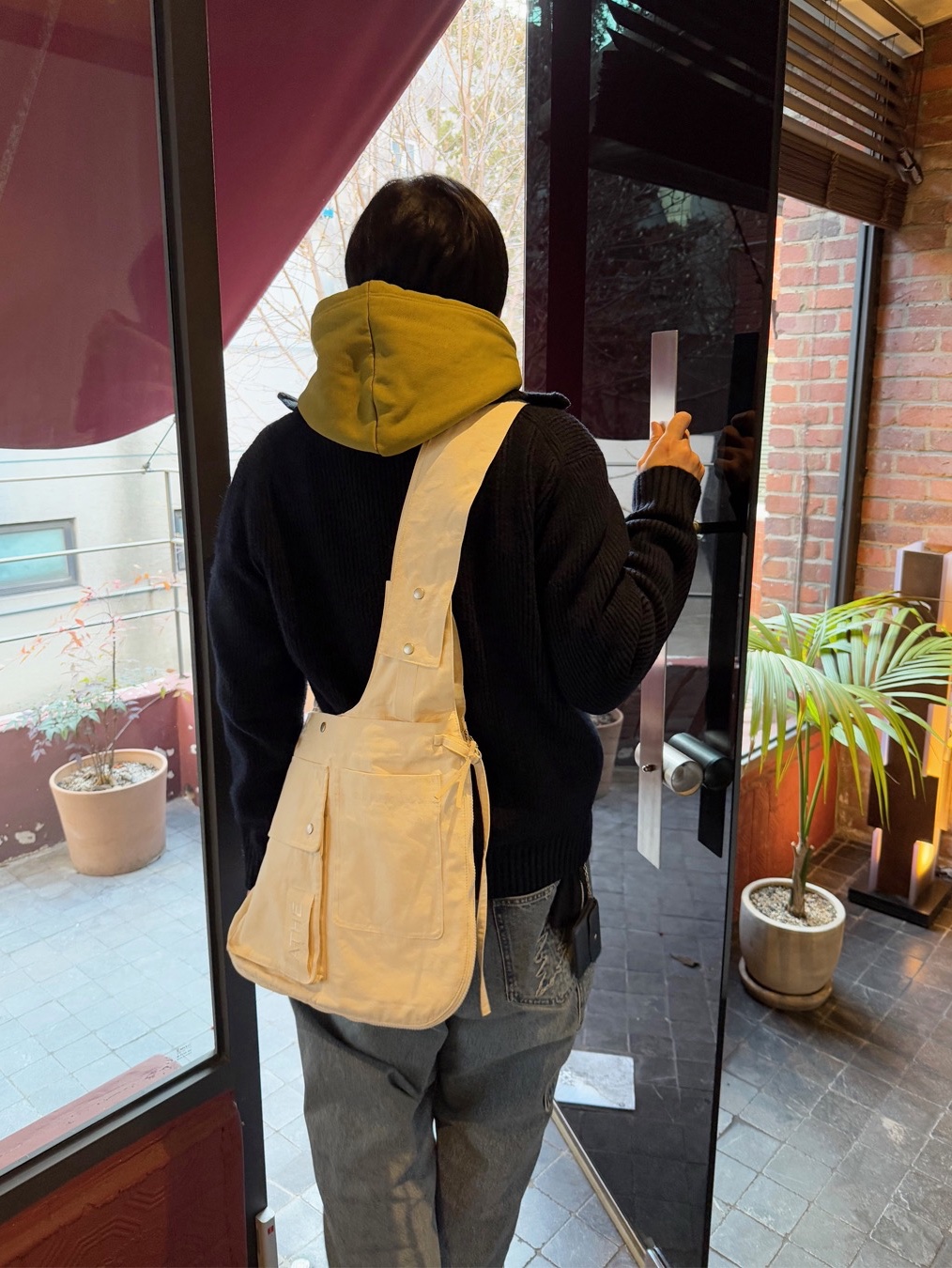 Athe garcon Cotton Multi-Use Vest Bag Ivory, Athe garcon Cotton Multi-Use Vest Bag Brown 착용 스타일 - 3
