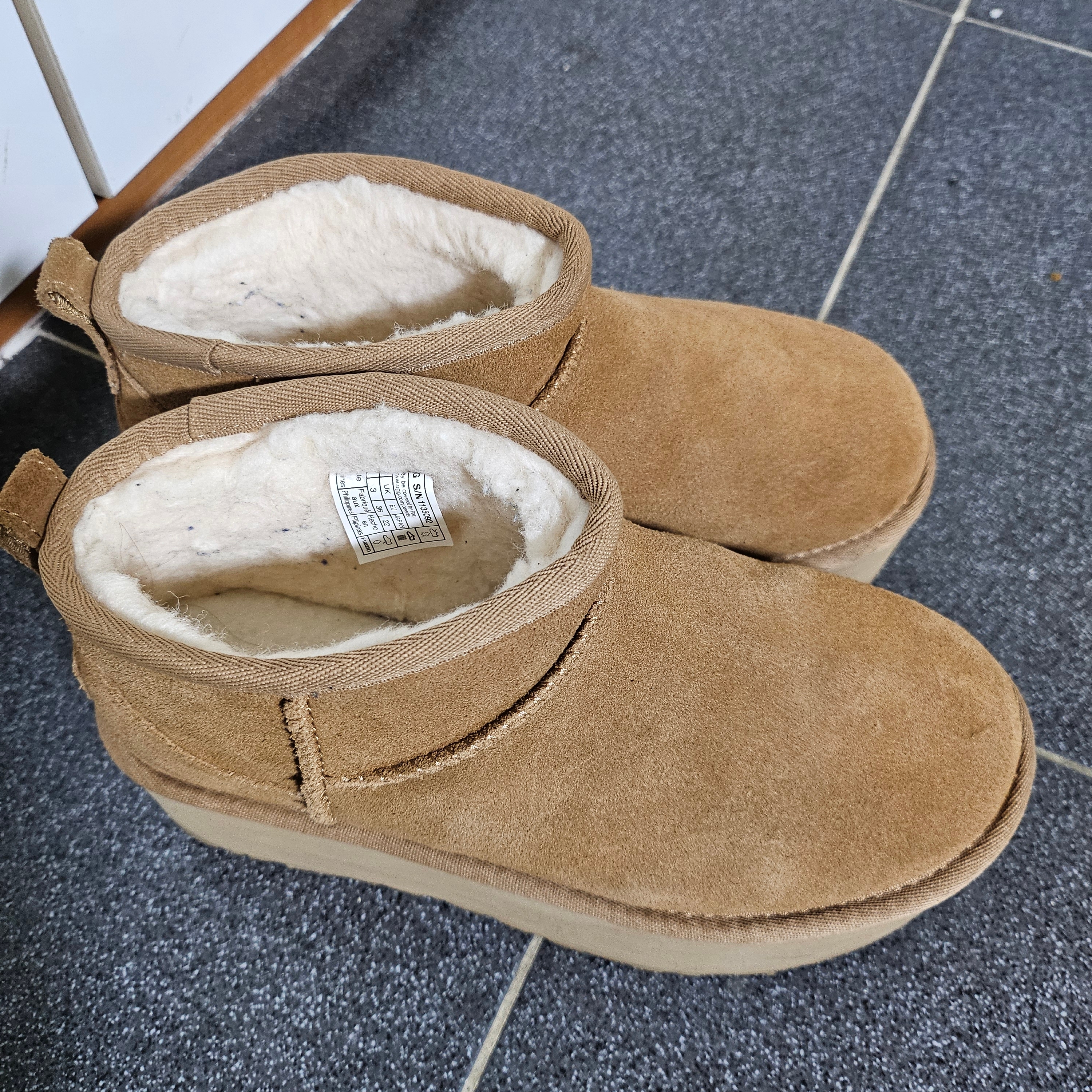 (W) UGG Classic Ultra Mini Platform Boots Chestnut 착용 스타일 - 2