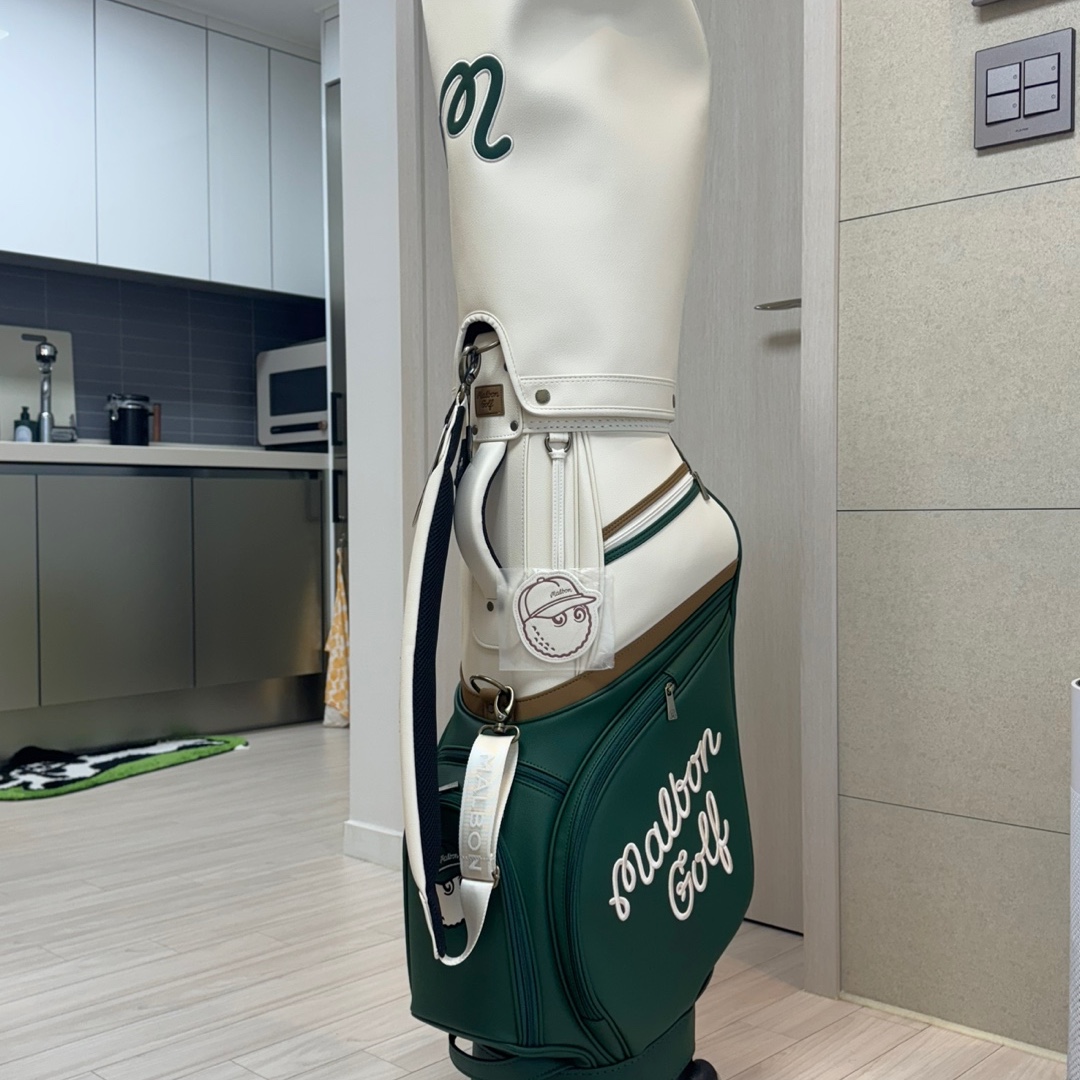 Malbon Golf Trolly Caddy Bag Green 착용 스타일 - 1