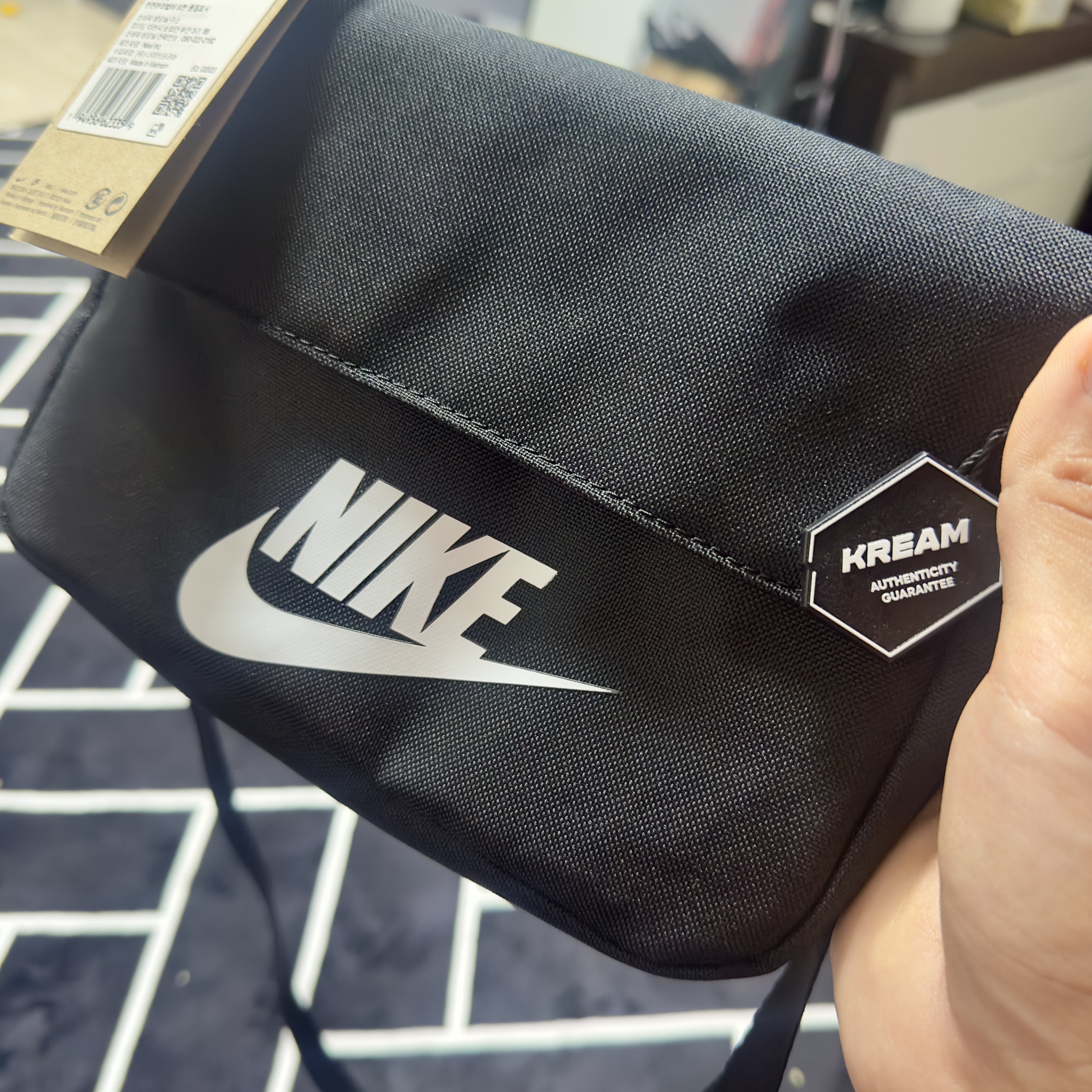 Nike NSW Futura 365 Crossbody Bag 3L Black 착용 스타일