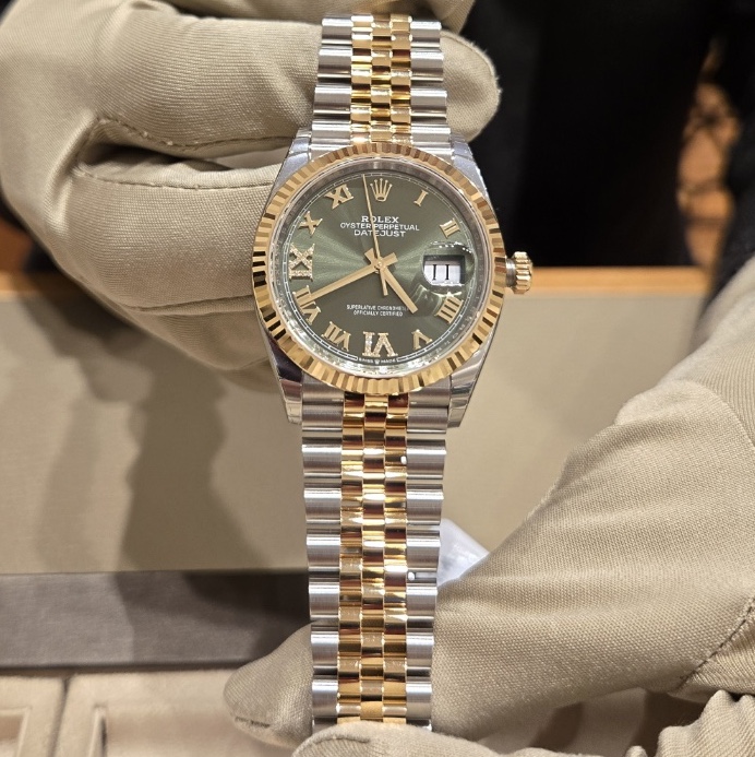 Rolex Datejust 36mm 126233 Olive Green Roman Diamond-Set Jubilee 착용 스타일