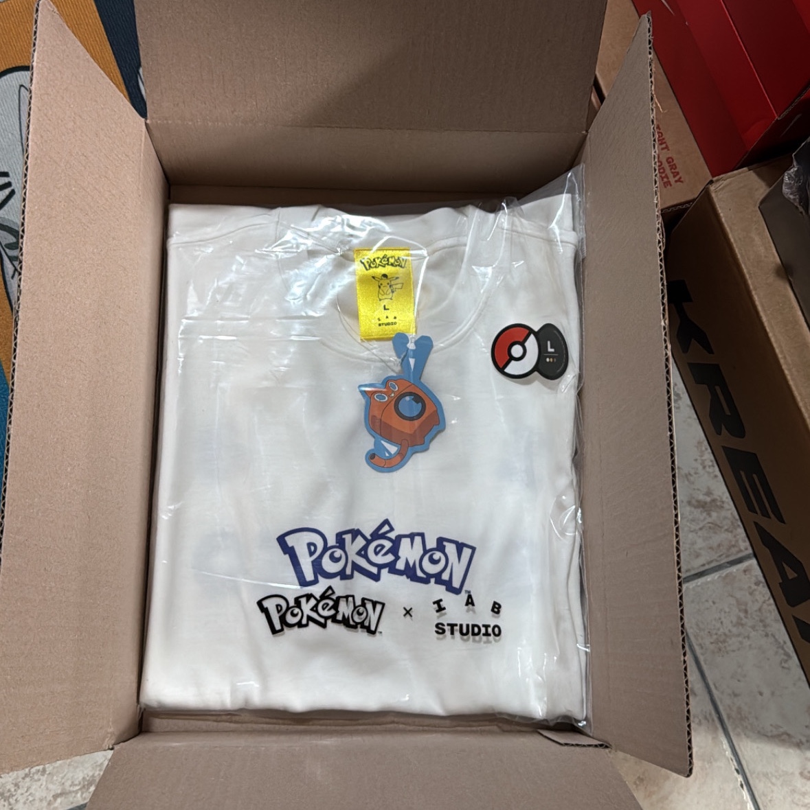IAB Studio x Pokemon Pikachu T-Shirt White Navy 착용 스타일