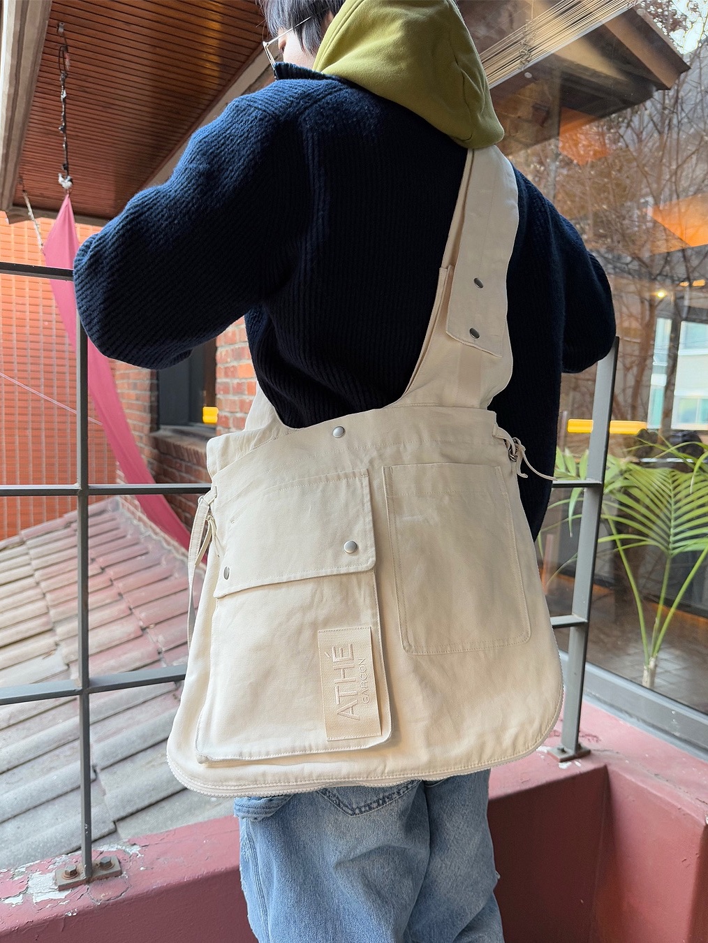 Athe garcon Cotton Multi-Use Vest Bag Ivory, Athe garcon Cotton Multi-Use Vest Bag Brown 착용 스타일 - 1