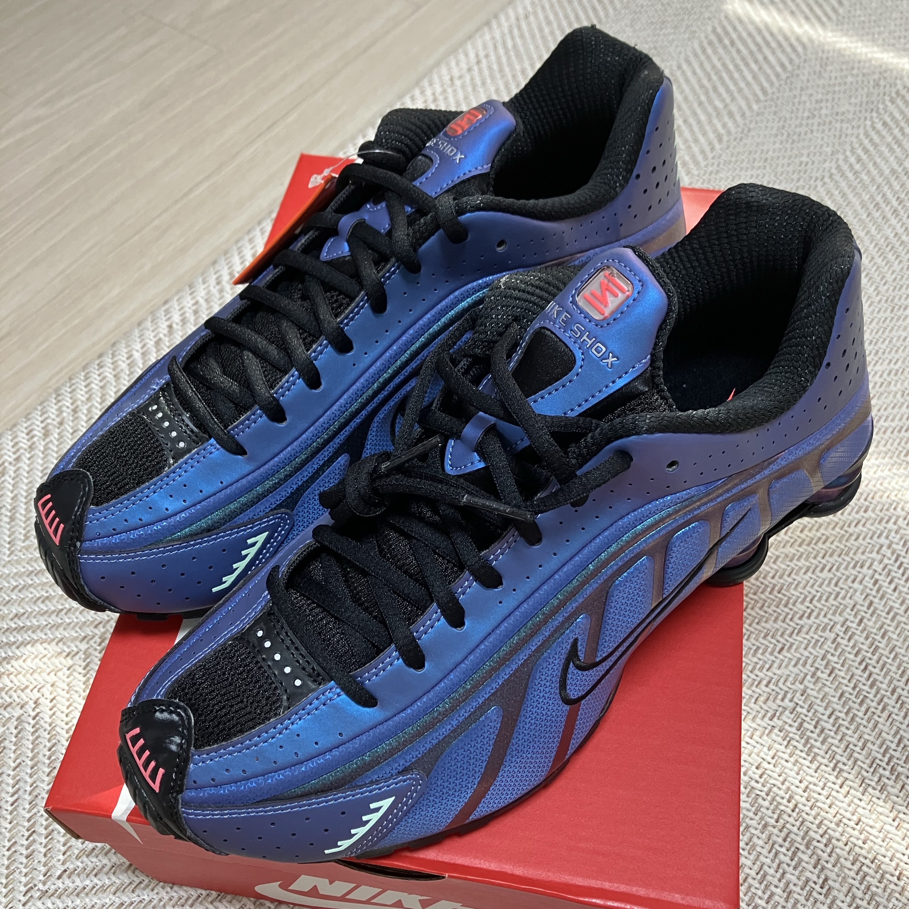 Nike Shox R4 Black and Hot Punch 착용 스타일 - 2