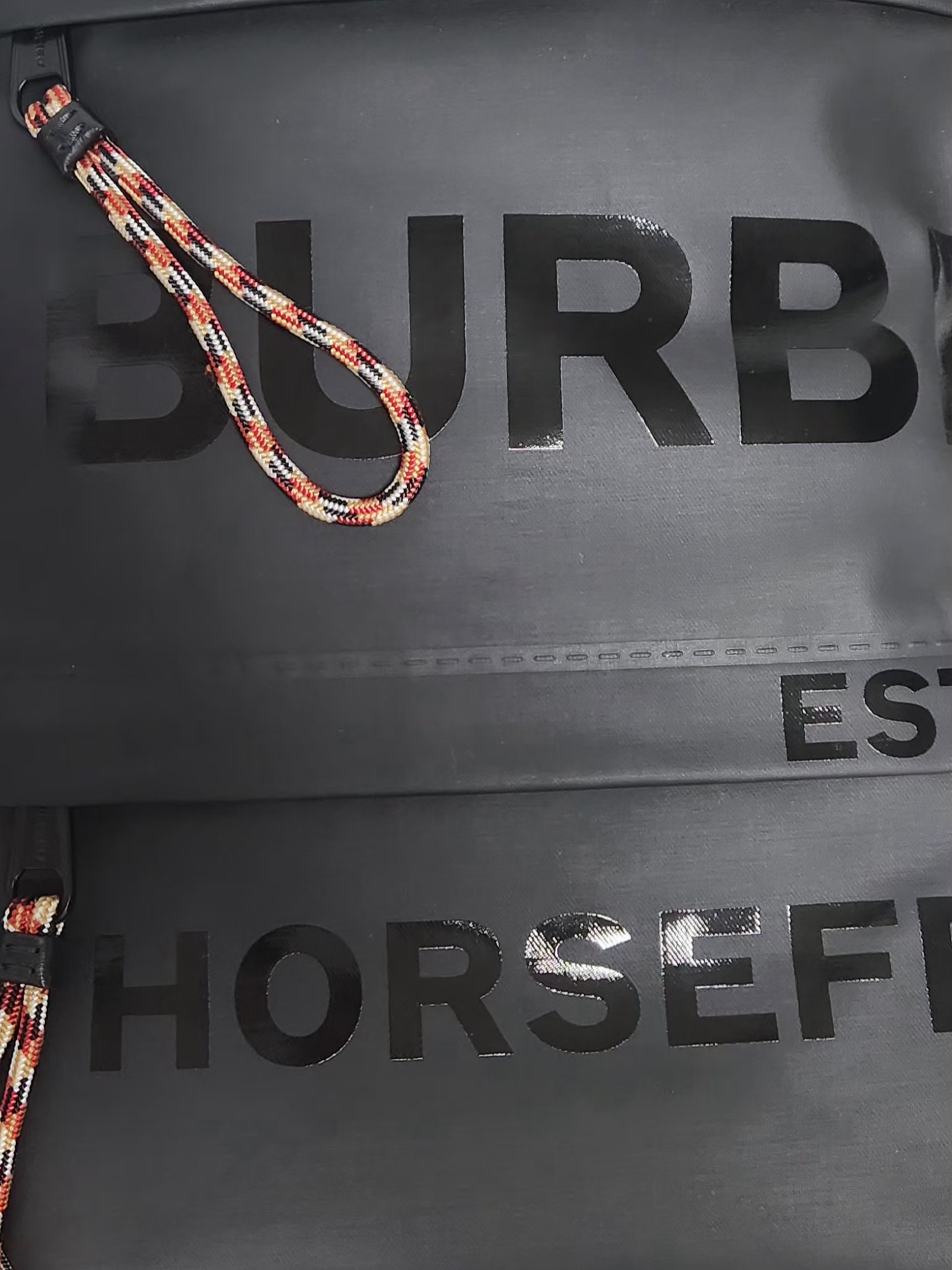 Burberry Horseferry Crossbody Bag Black 착용 스타일