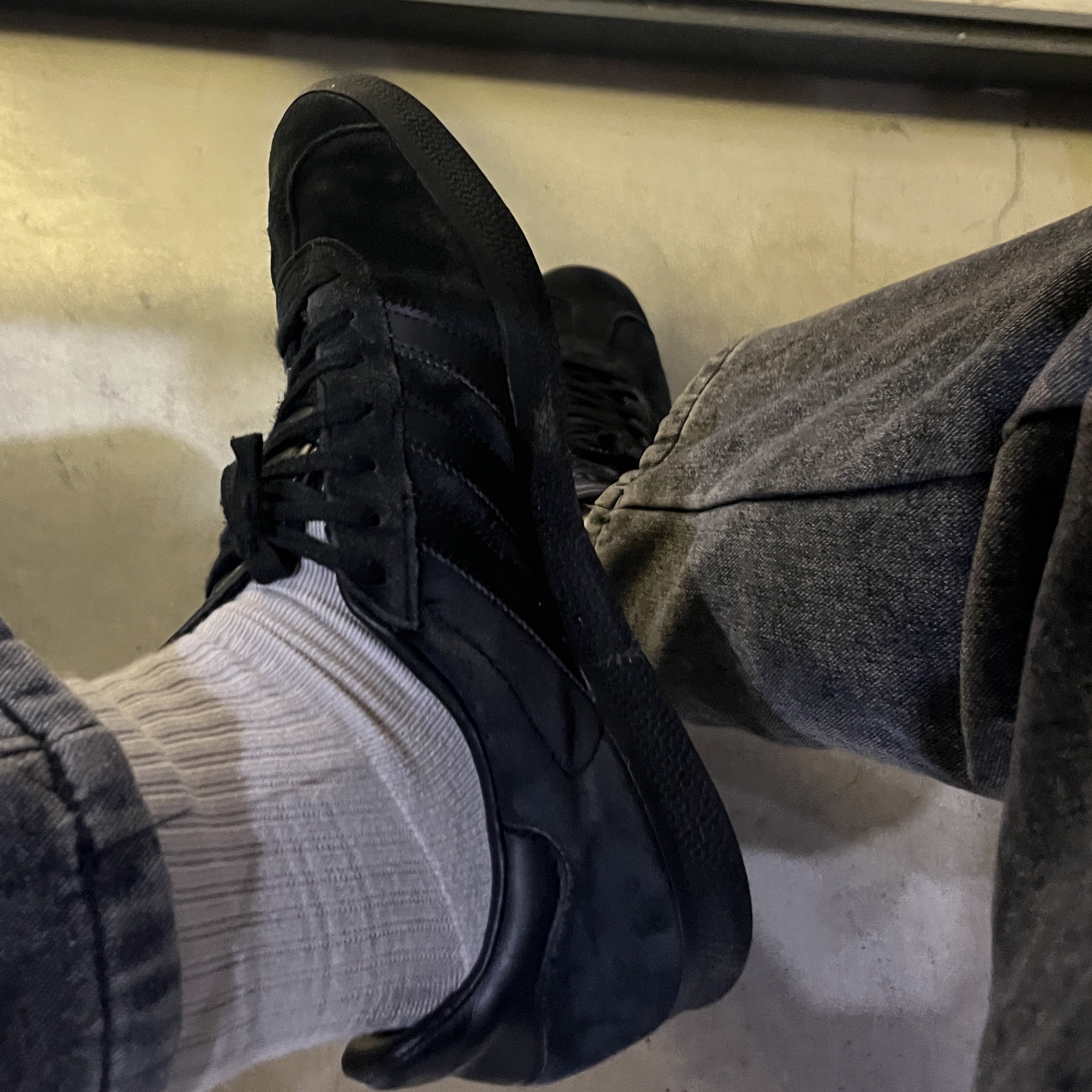 Adidas Gazelle Triple Black 착용 스타일 - 1