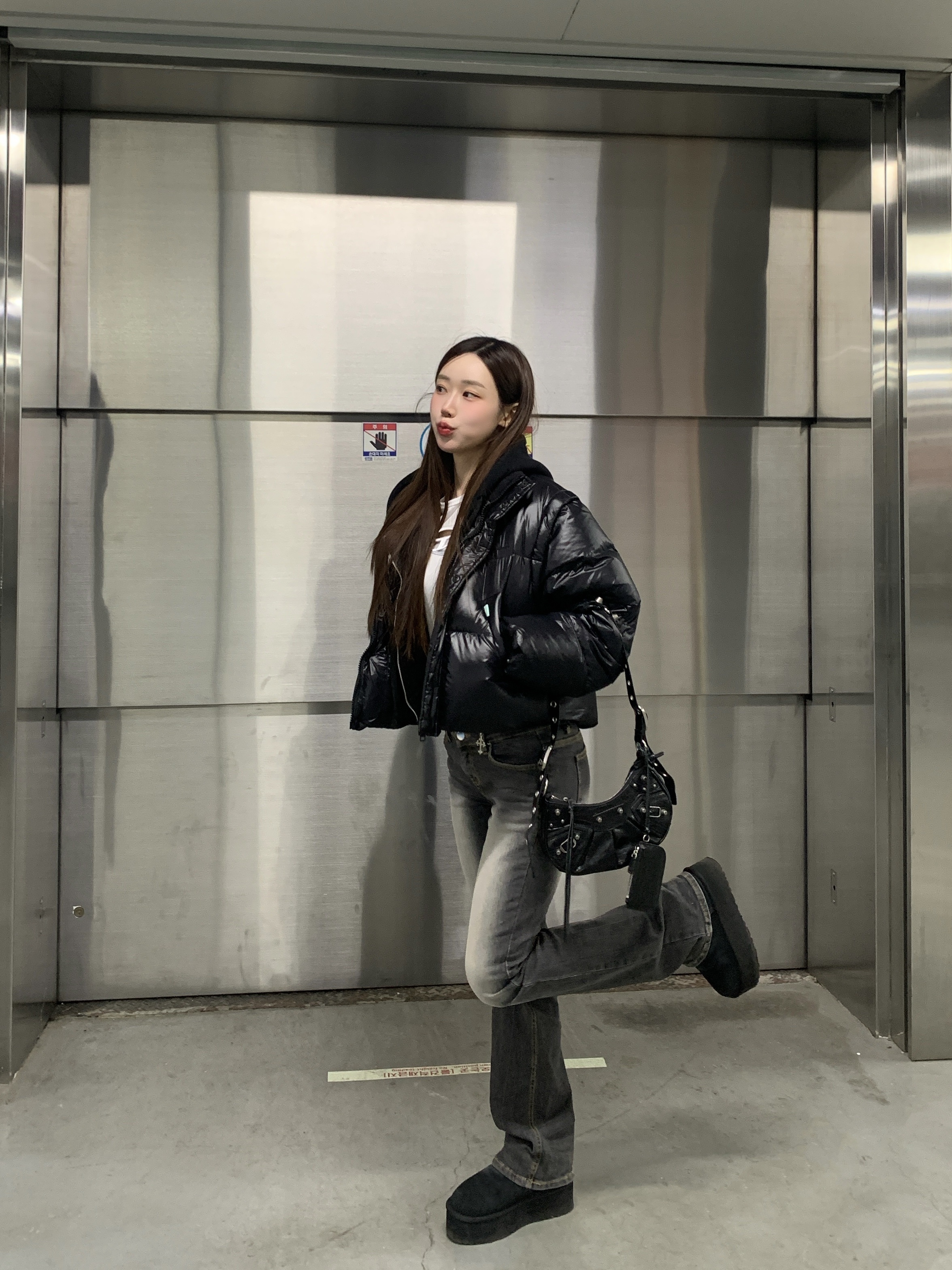 (W) UGG Classic Ultra Mini Platform Boots Black, Balenciaga Arena Lambskin Le Cagole XS Shoulder Bag Black 착용 스타일