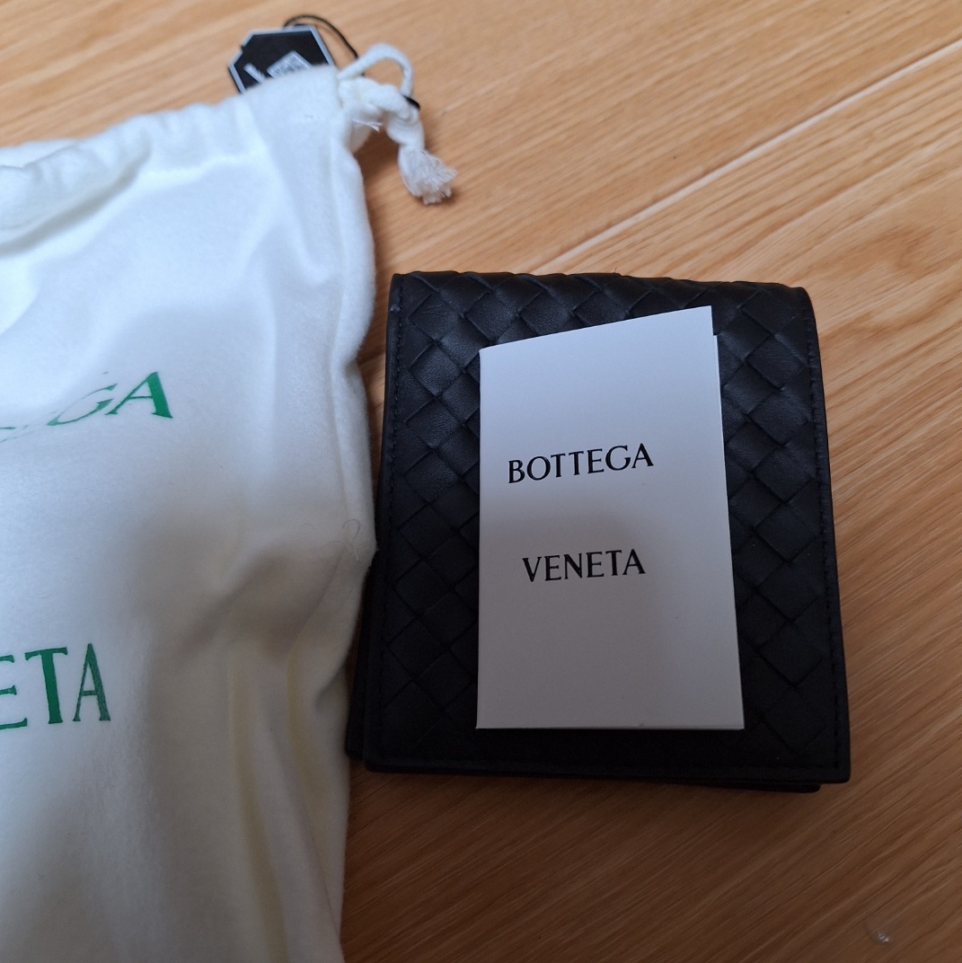 Bottega Veneta Bi-Fold Wallet Black 착용 스타일