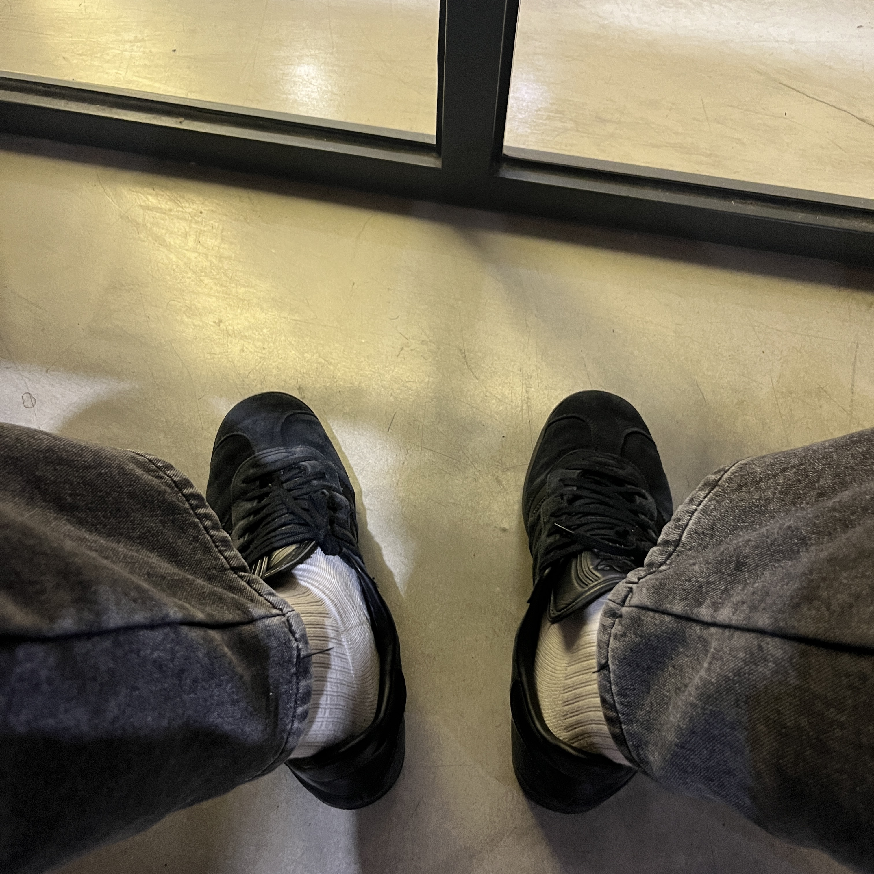 Adidas Gazelle Triple Black 착용 스타일 - 2