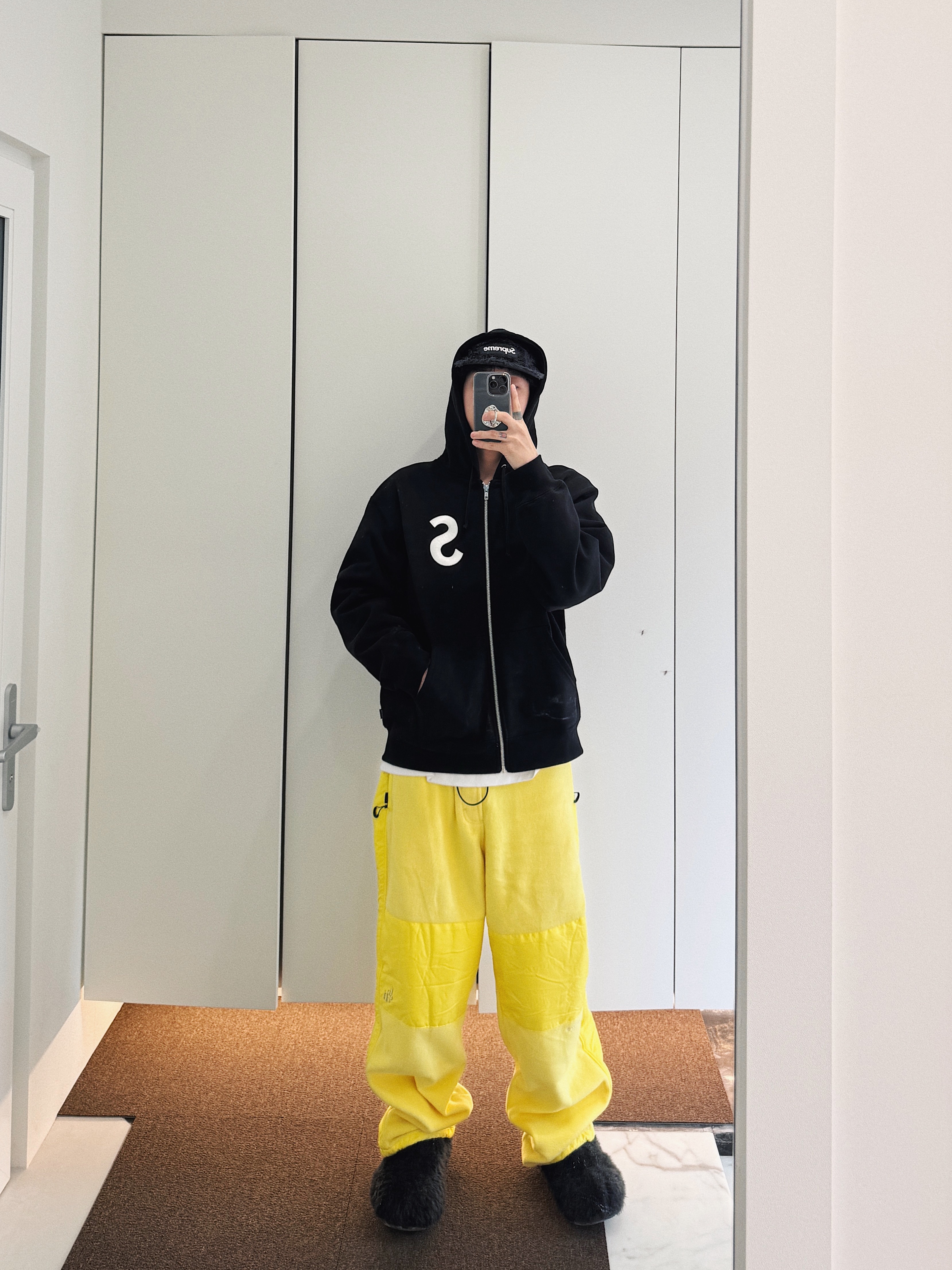 Supreme S Logo Zip Up Hooded Sweatshirt Black - 24FW, Supreme S Logo Zip Up Hooded Sweatshirt Black - 23FW 착용 스타일 - 1