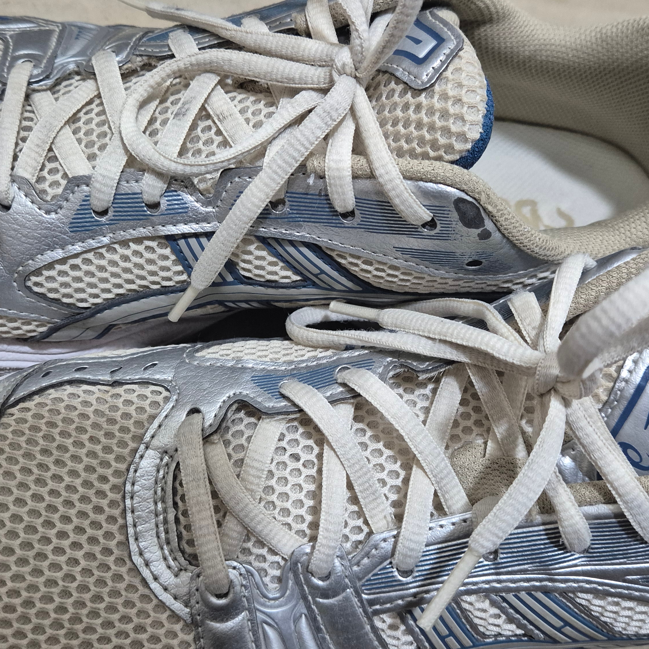 Asics Gel-Kayano 14 Cream Pure Silver 착용 스타일
