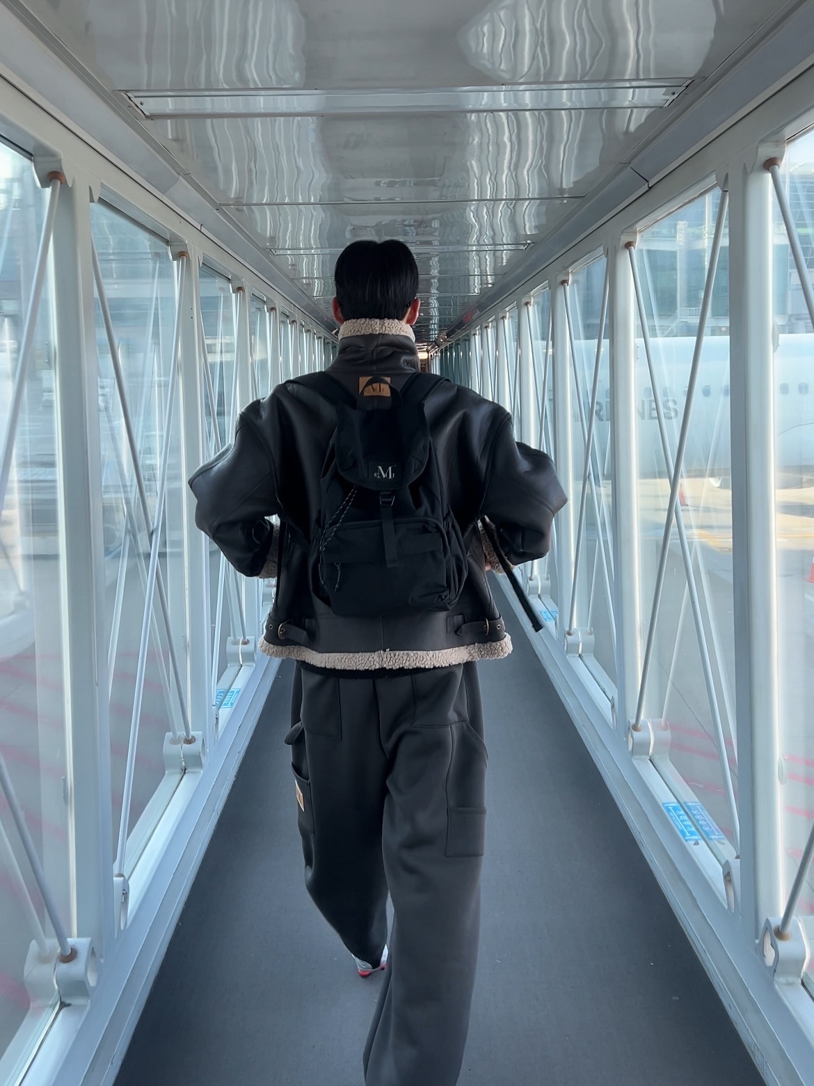 MUCENT Nove Wide Pocket Back Pack Black, MUCENT Chive Leather Wapen Mustang Jacket Black 착용 스타일 - 2