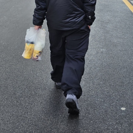 Nike ACG Smith Summit Cargo Pants Black - Asia, New Balance x JJJJound 2002R Gore-Tex Charcoal 착용 스타일