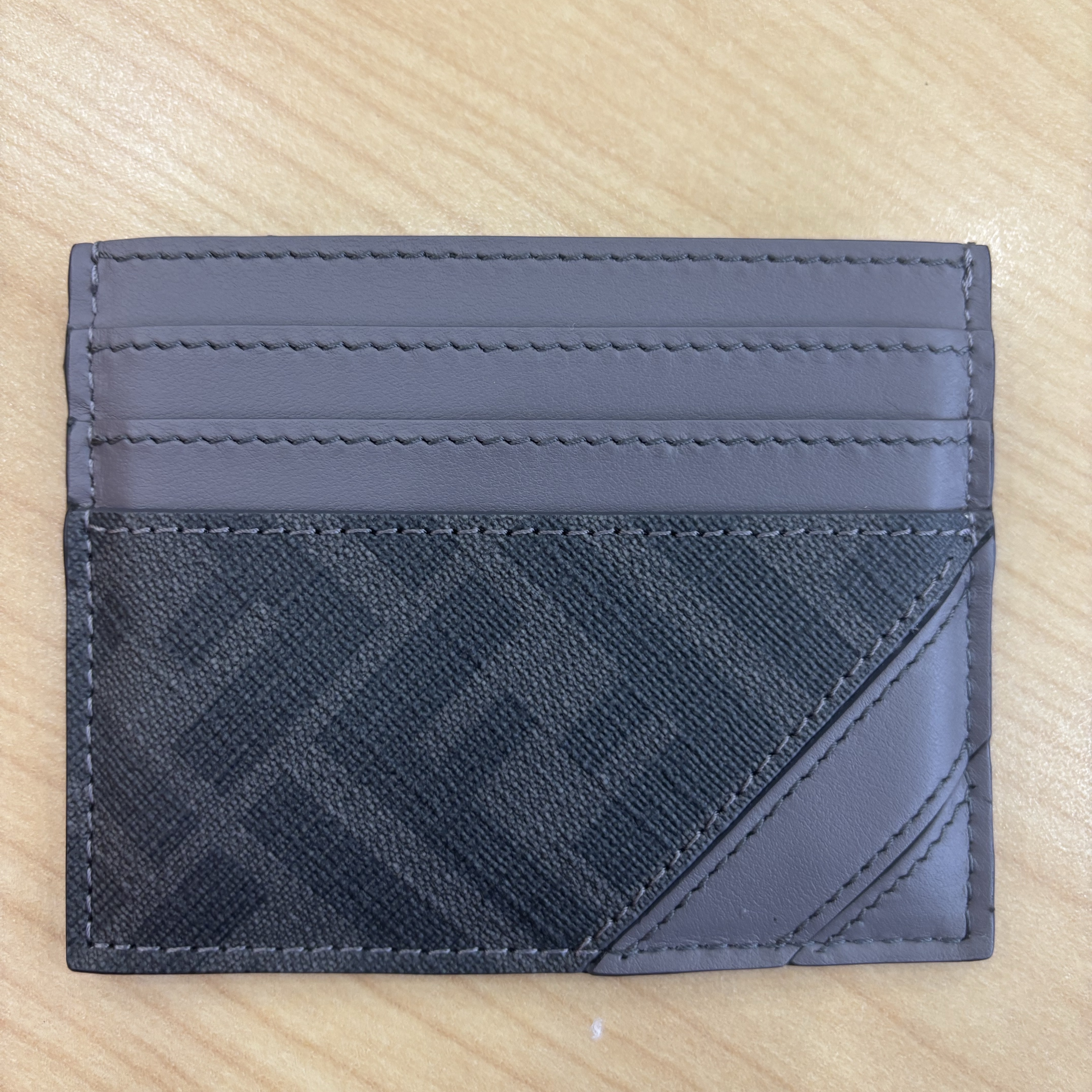 Fendi Diagonal FF Canvas Card Holder Grey 착용 스타일