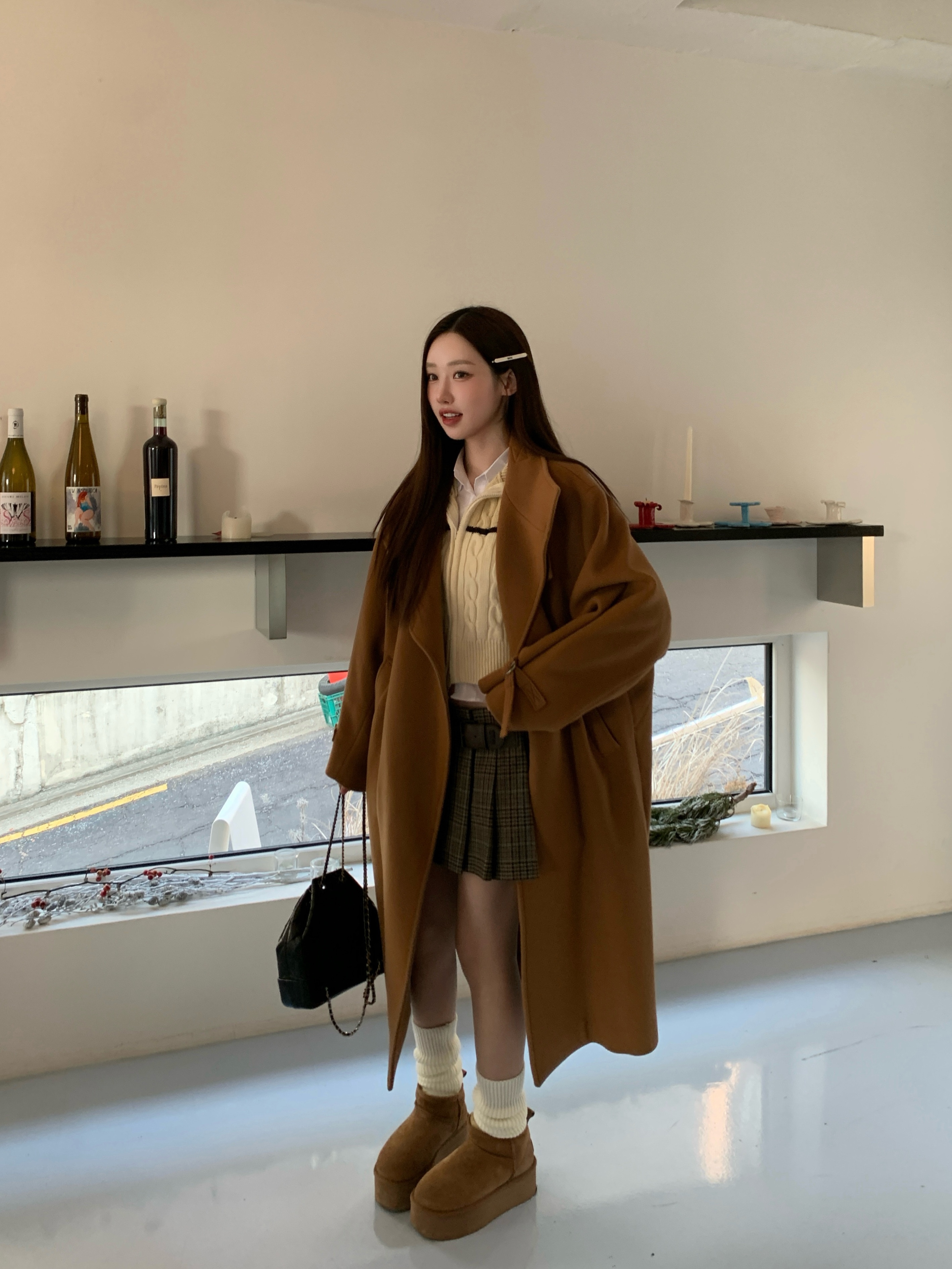 (W) UGG Classic Ultra Mini Platform Boots Chestnut, Chanel Small Gabrielle Backpack Aged Calfskin & Gold Silver Black 착용 스타일