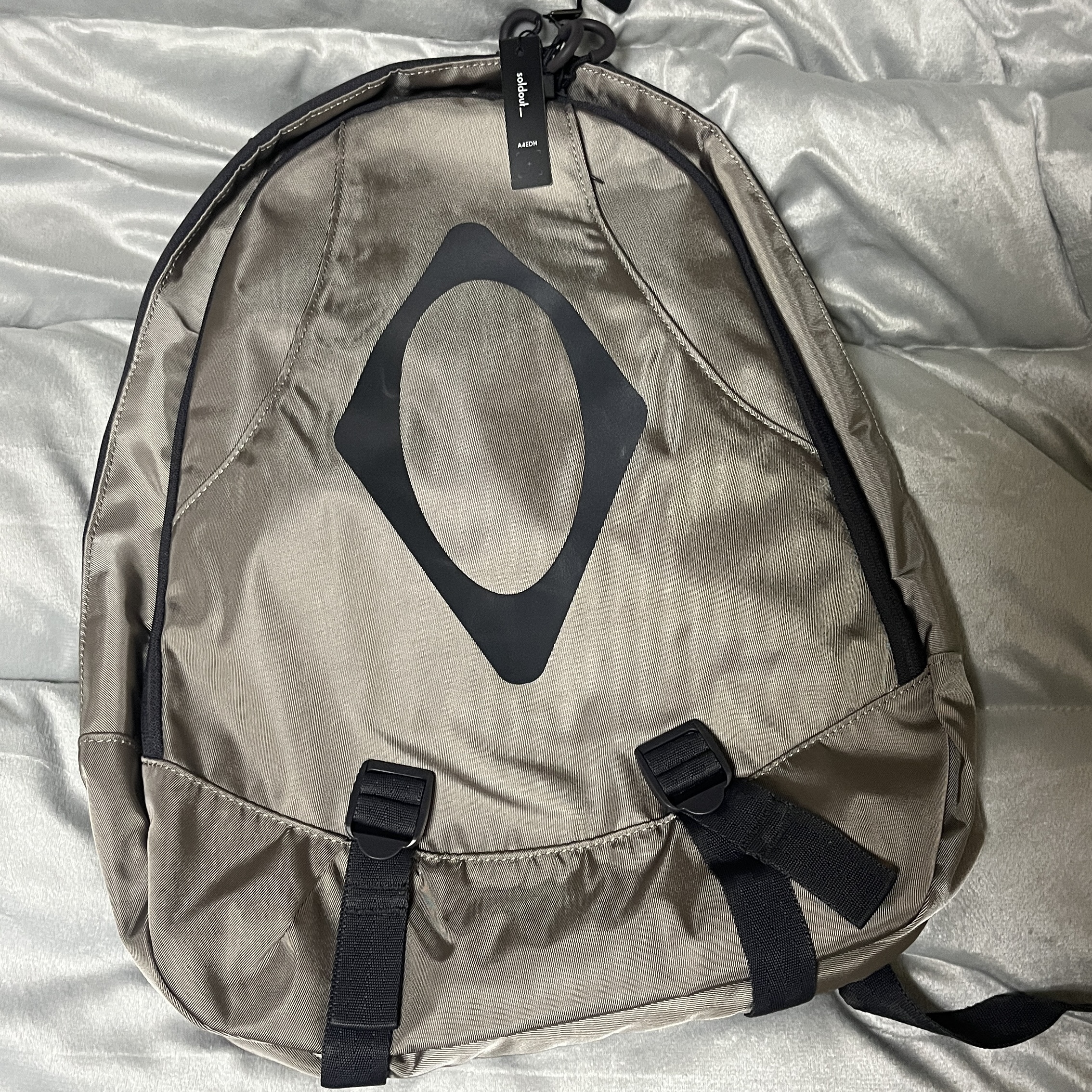 Mischief Rhombus Mountain Backpack Khaki 착용 스타일 - 1