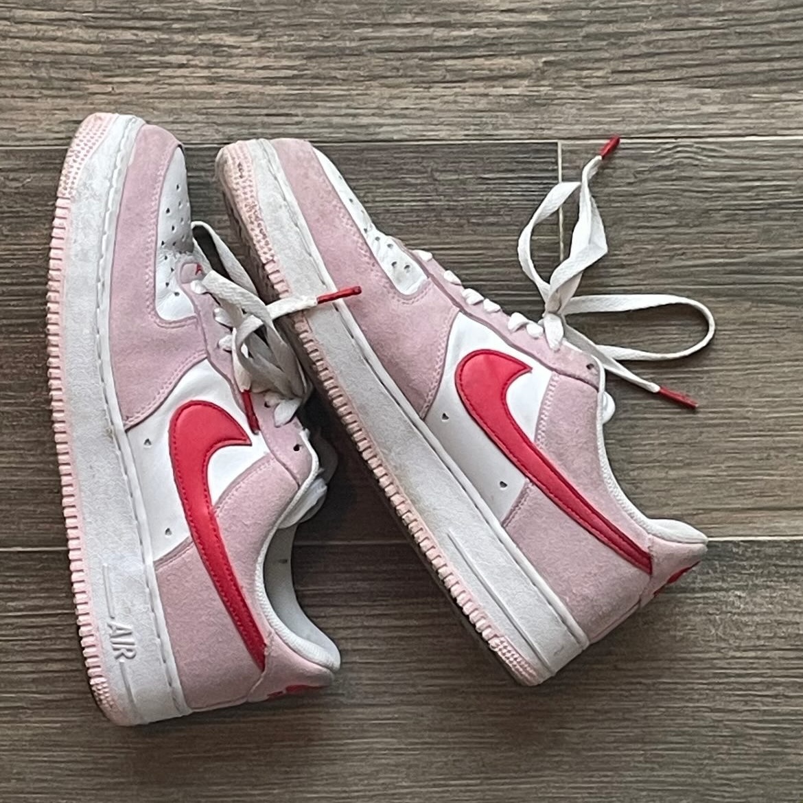 Nike Air Force 1 '07 QS Valentine's Day 착용 스타일
