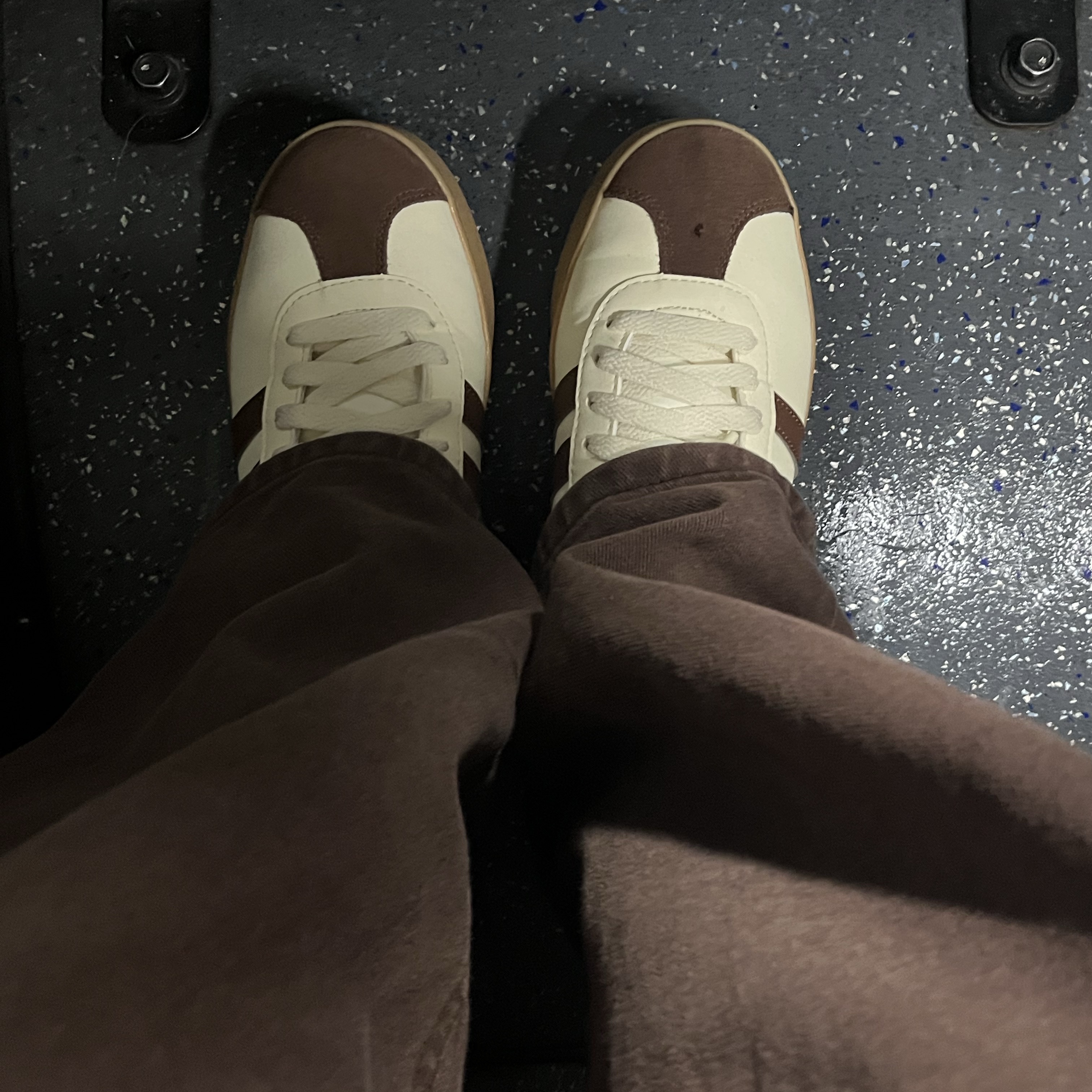 Adidas VL Court 2.0 Cream Brown 착용 스타일 - 1