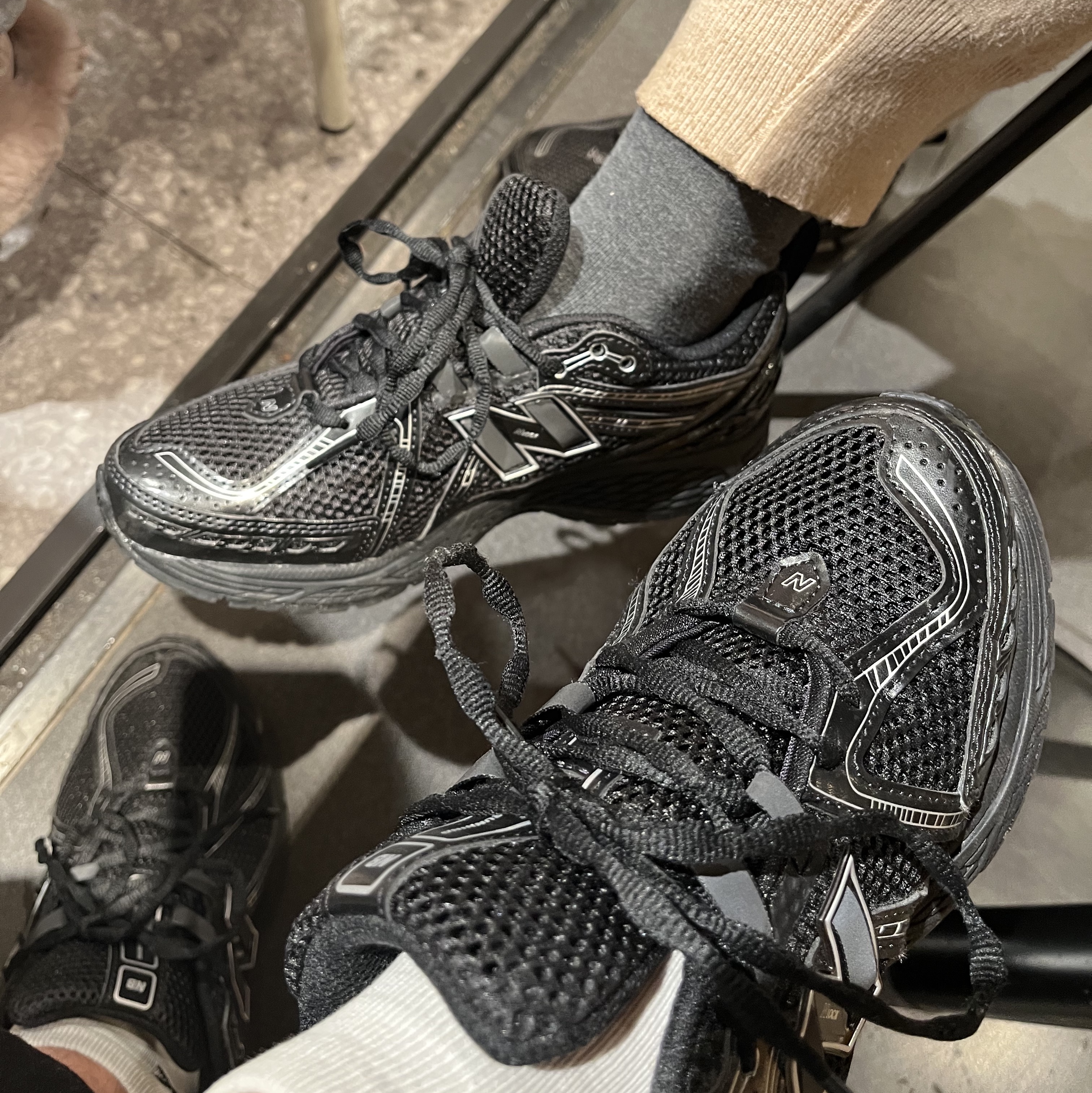 New Balance 1906R Black Silver Metallic 착용 스타일