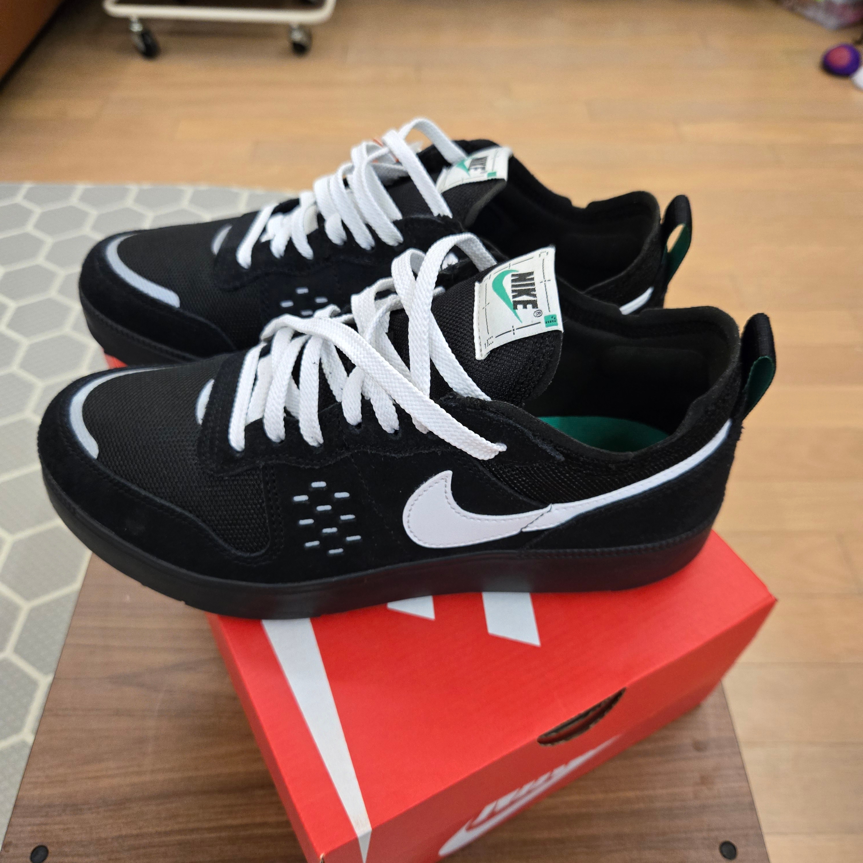 Nike C1TY Black Stadium Green 착용 스타일