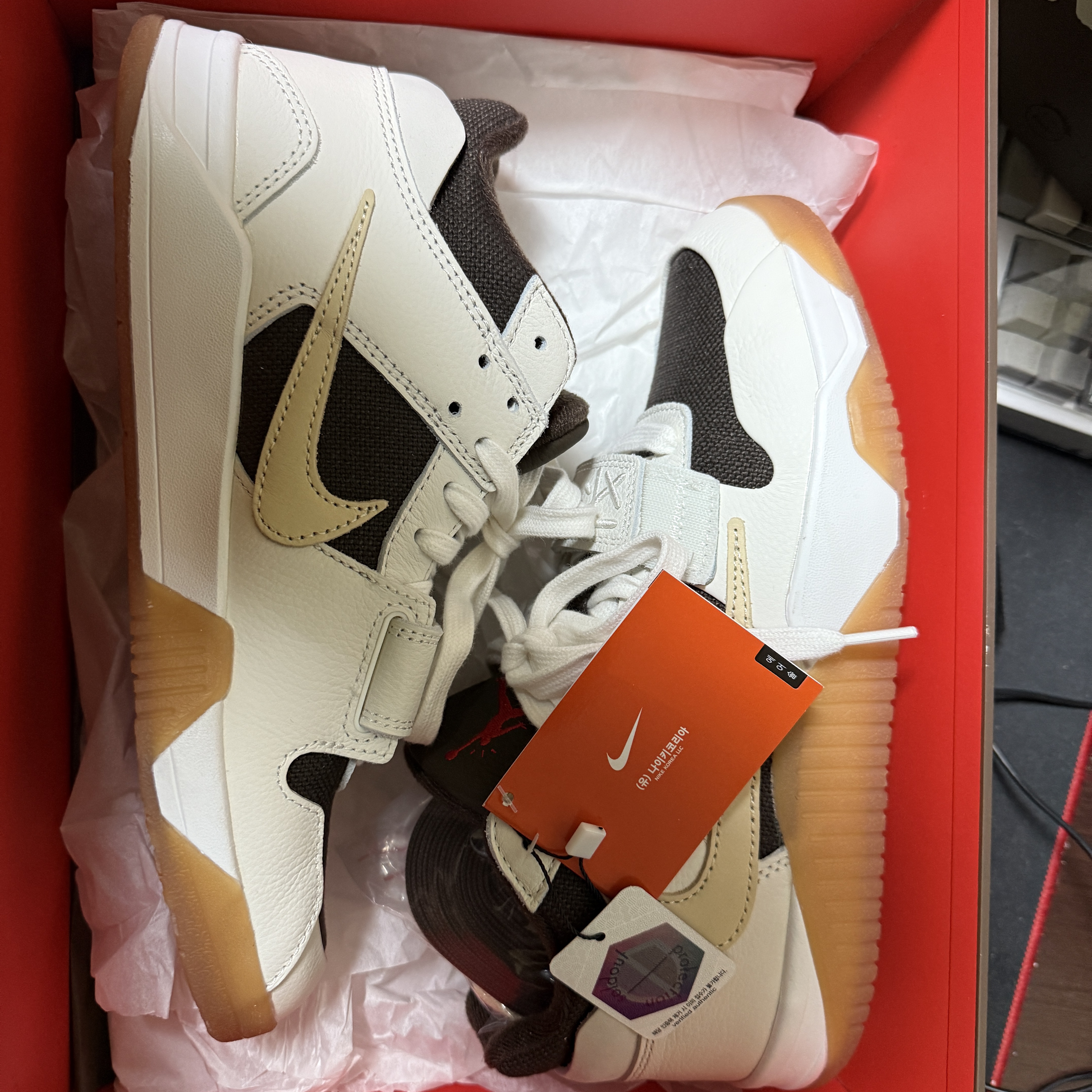 Jordan x Travis Scott Jumpman Jack TR Sail and Dark Mocha 착용 스타일