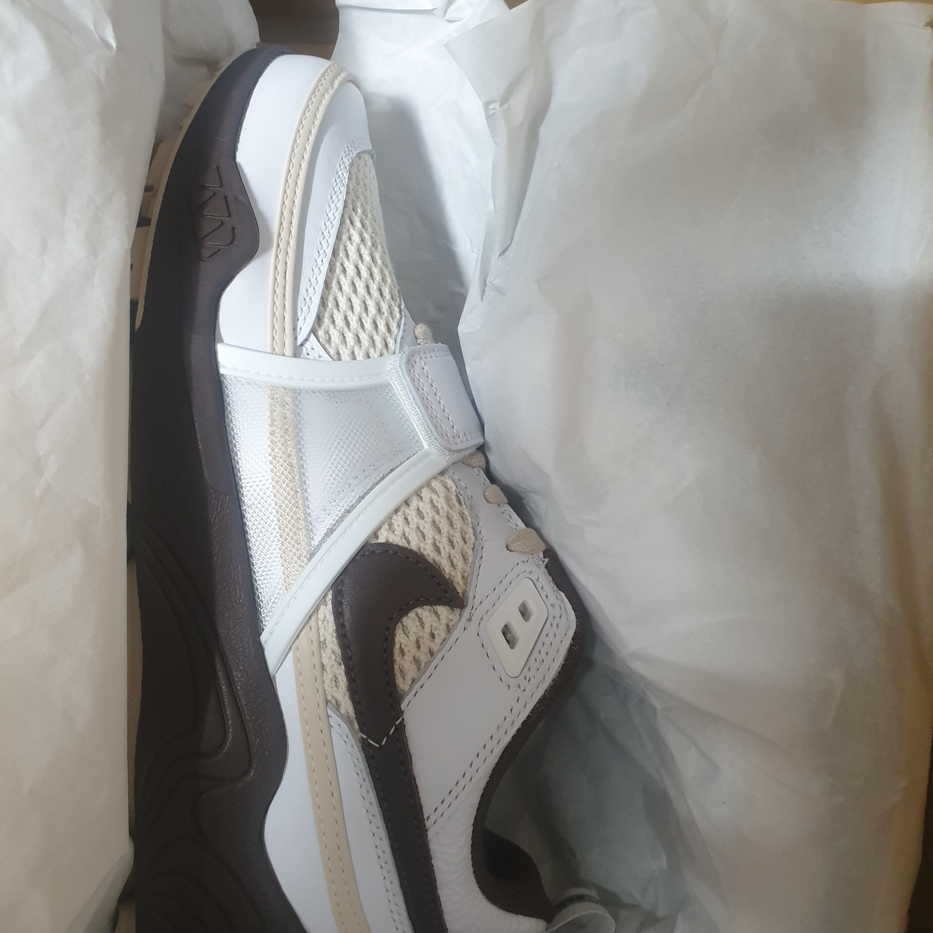 Nike x Travis Scott Zoom Field Jaxx White and Light Chocolate 착용 스타일