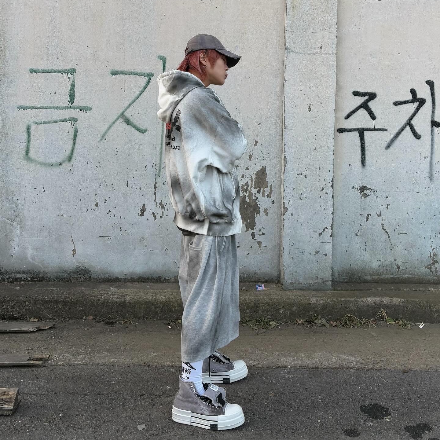 Converse x Drkshdw DBL Drkstar Overdye Chuck 70 Hi Concrete 착용 스타일 - 3