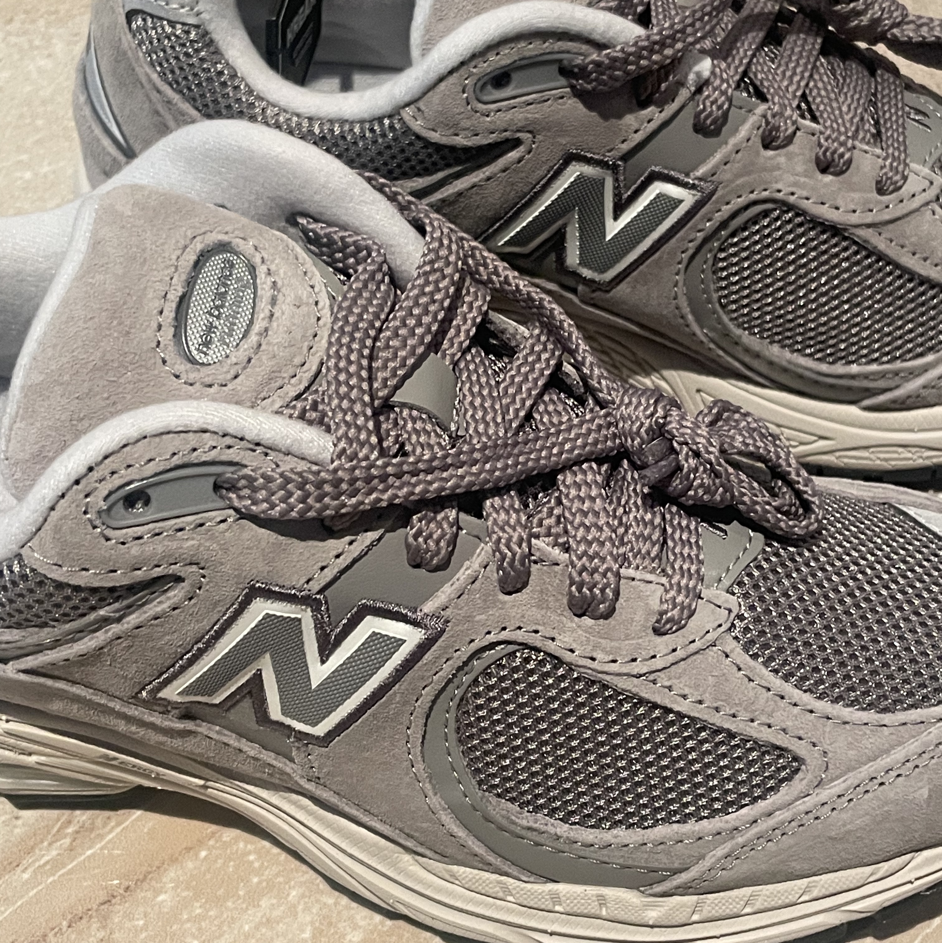 New Balance 2002R Grey 착용 스타일 - 1