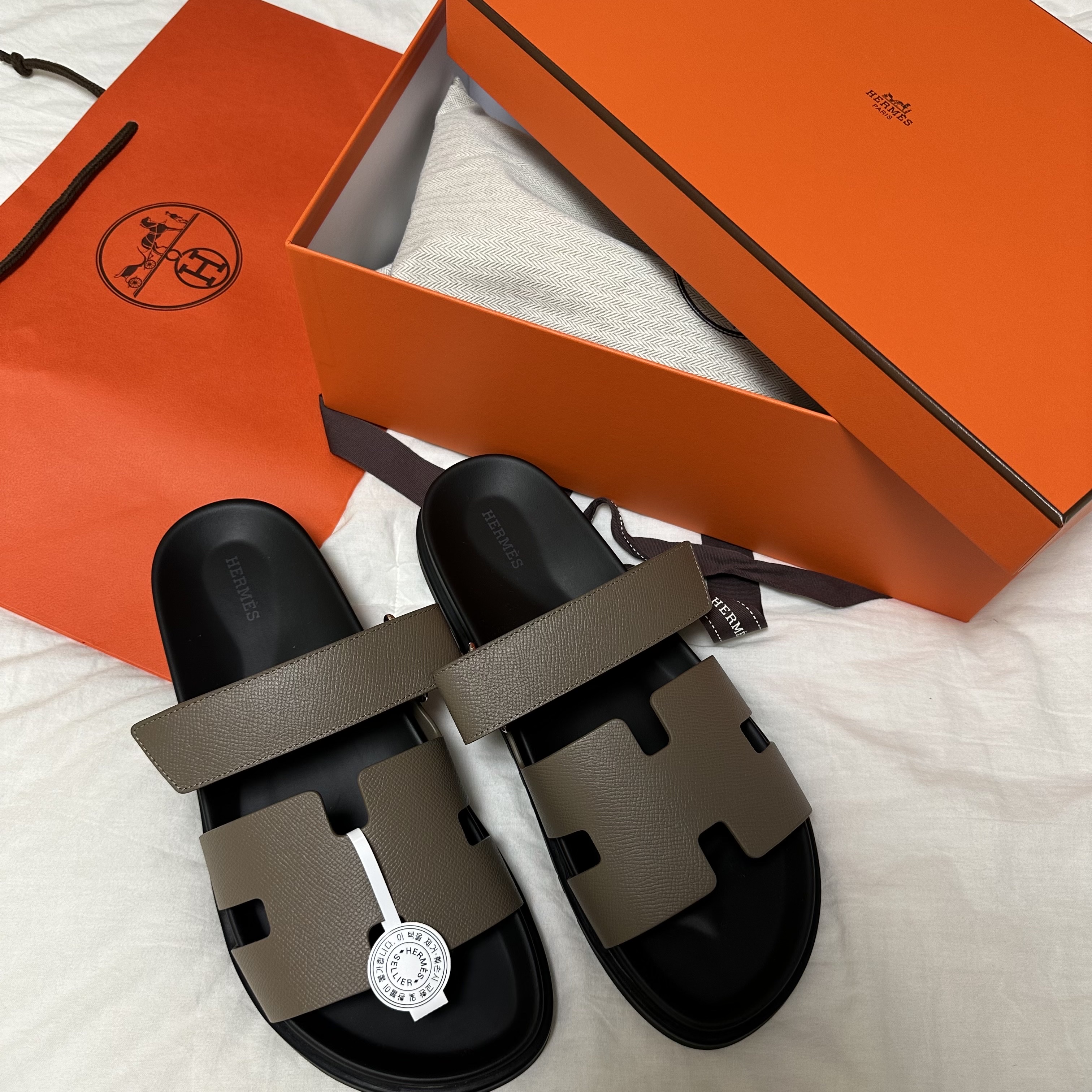 Hermes Chypre Sandal Epsom & Etoupe 착용 스타일