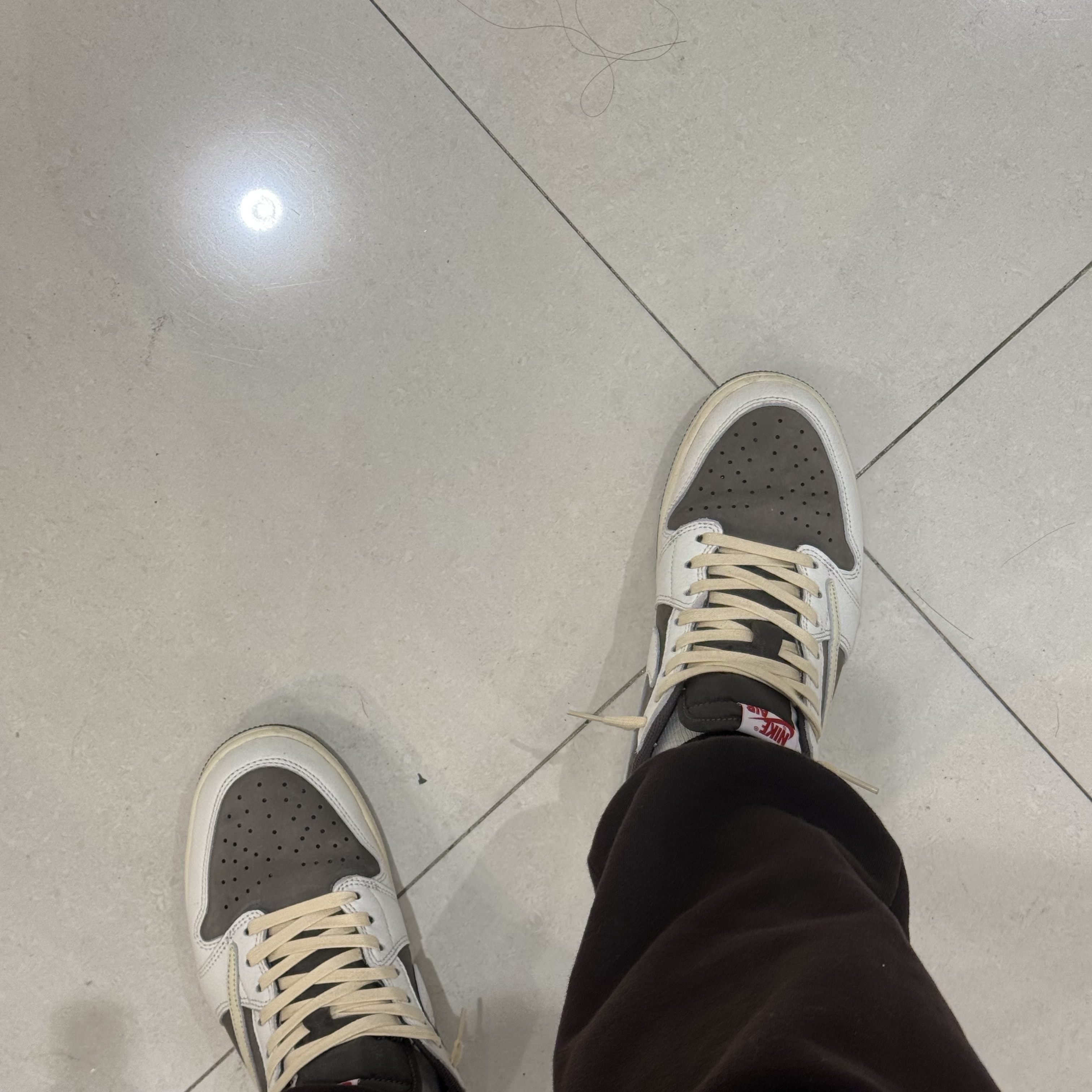 Jordan 1 x Travis Scott Retro Low OG SP Sail and Ridgerock, IAB Studio Sweatpants Brown 착용 스타일 - 1