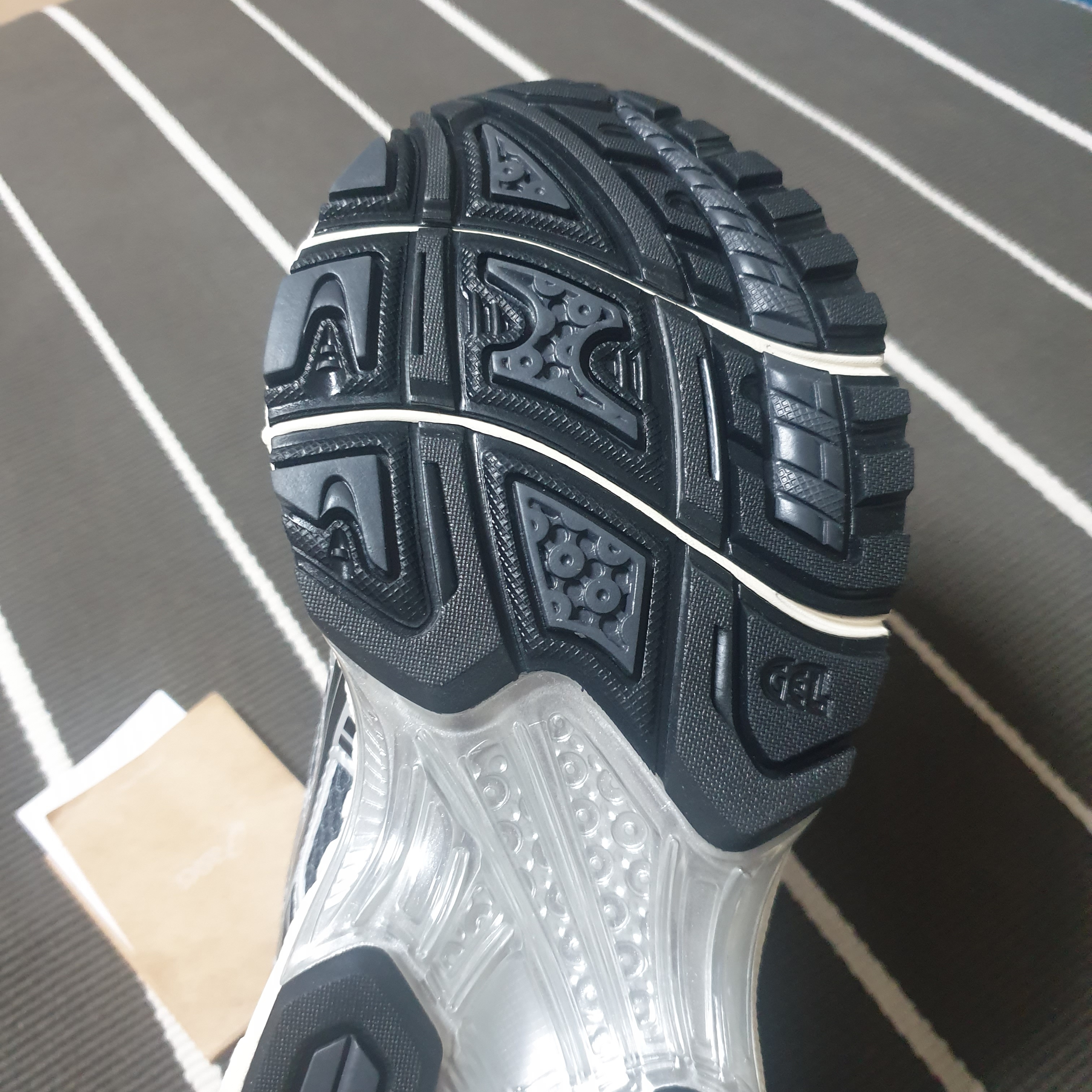 Asics Unlimited Gel-Kayano 14 Carrier Grey Black 착용 스타일
