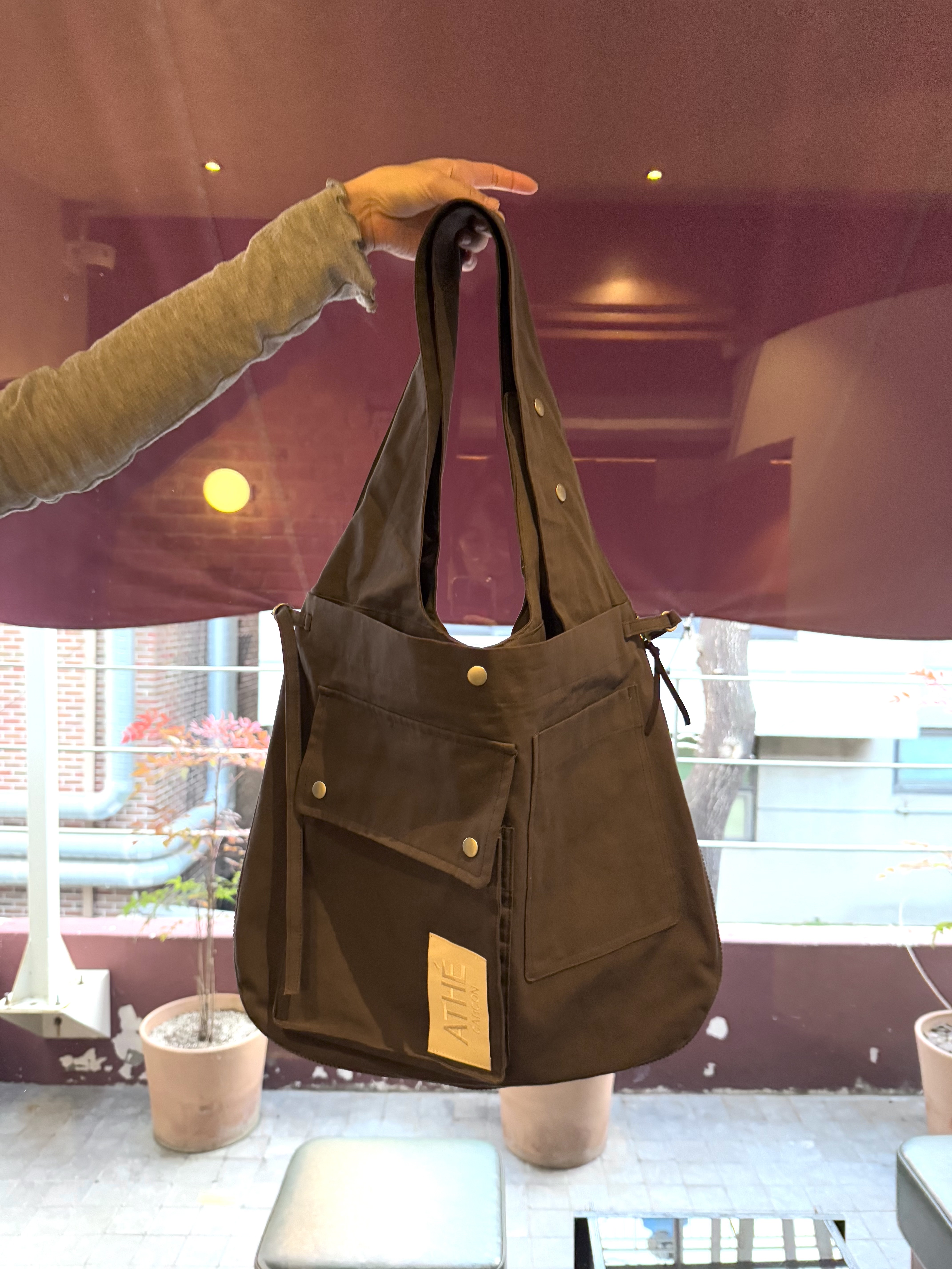 Athe garcon Cotton Multi-Use Vest Bag Brown 착용 스타일