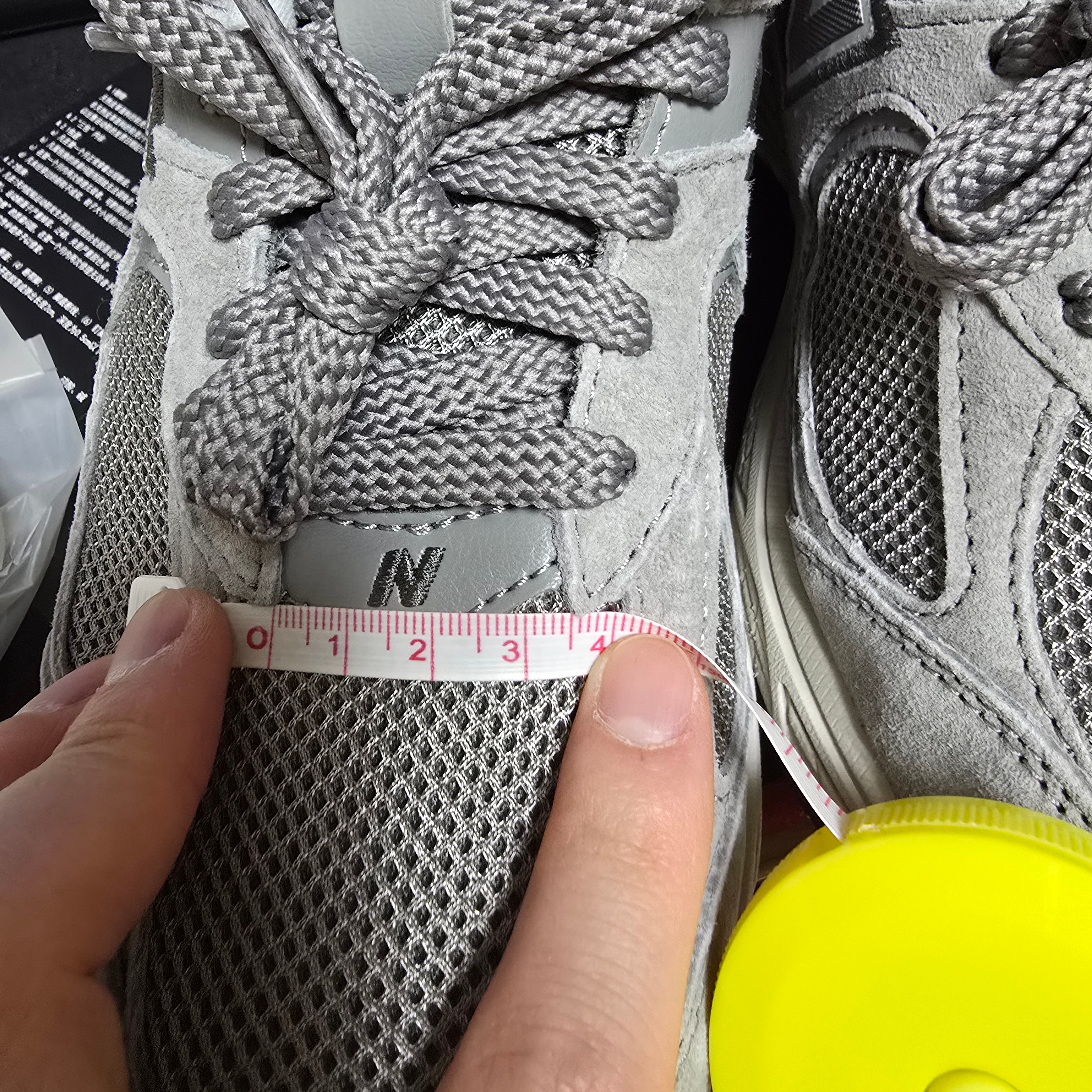 New Balance 2002R Grey 착용 스타일 - 1