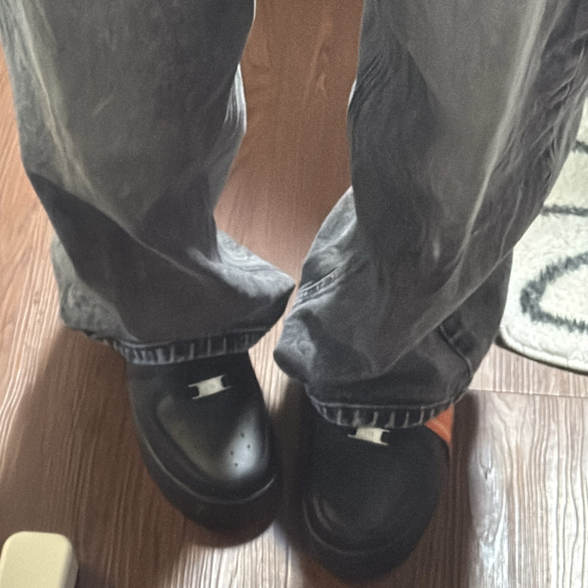 (W) Nike Air Force 1 '07 Low Triple Black 착용 스타일 - 2