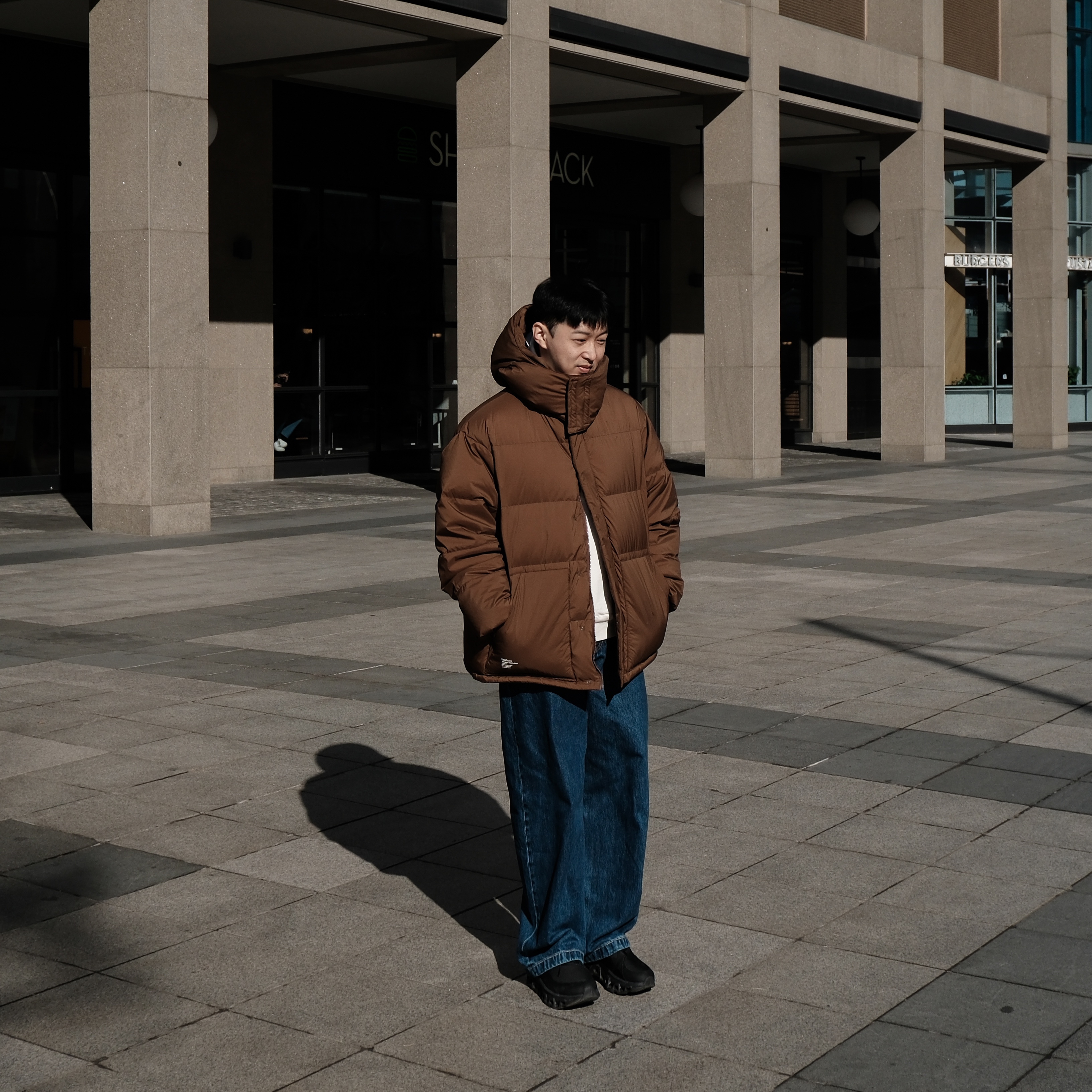 Uniqlo x JW Anderson Wide Fit Jeans Blue, On Running x Post Archive Faction (Paf) Cloudmonster 2 Black Magnet 착용 스타일 - 5