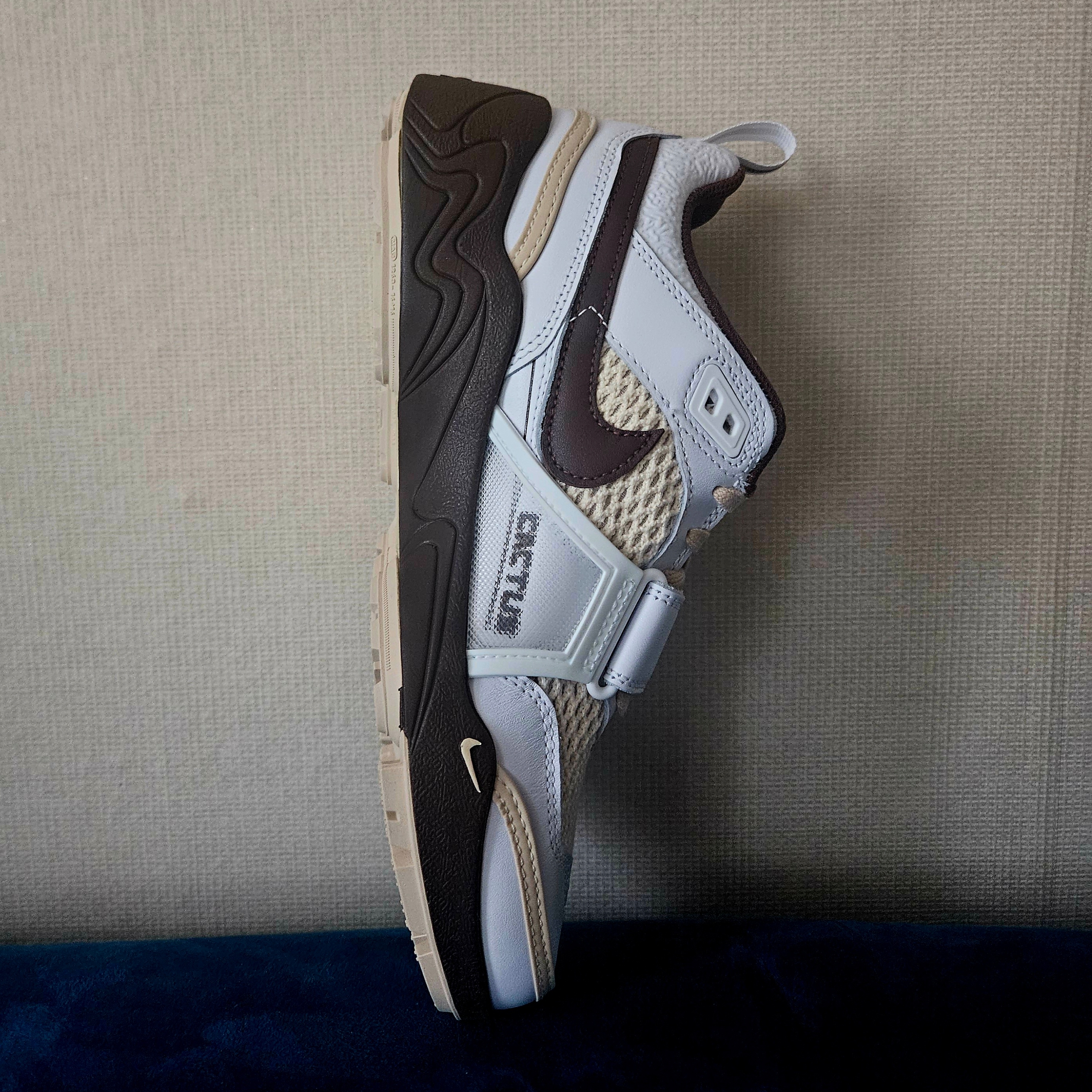 Nike x Travis Scott Zoom Field Jaxx White and Light Chocolate 착용 스타일