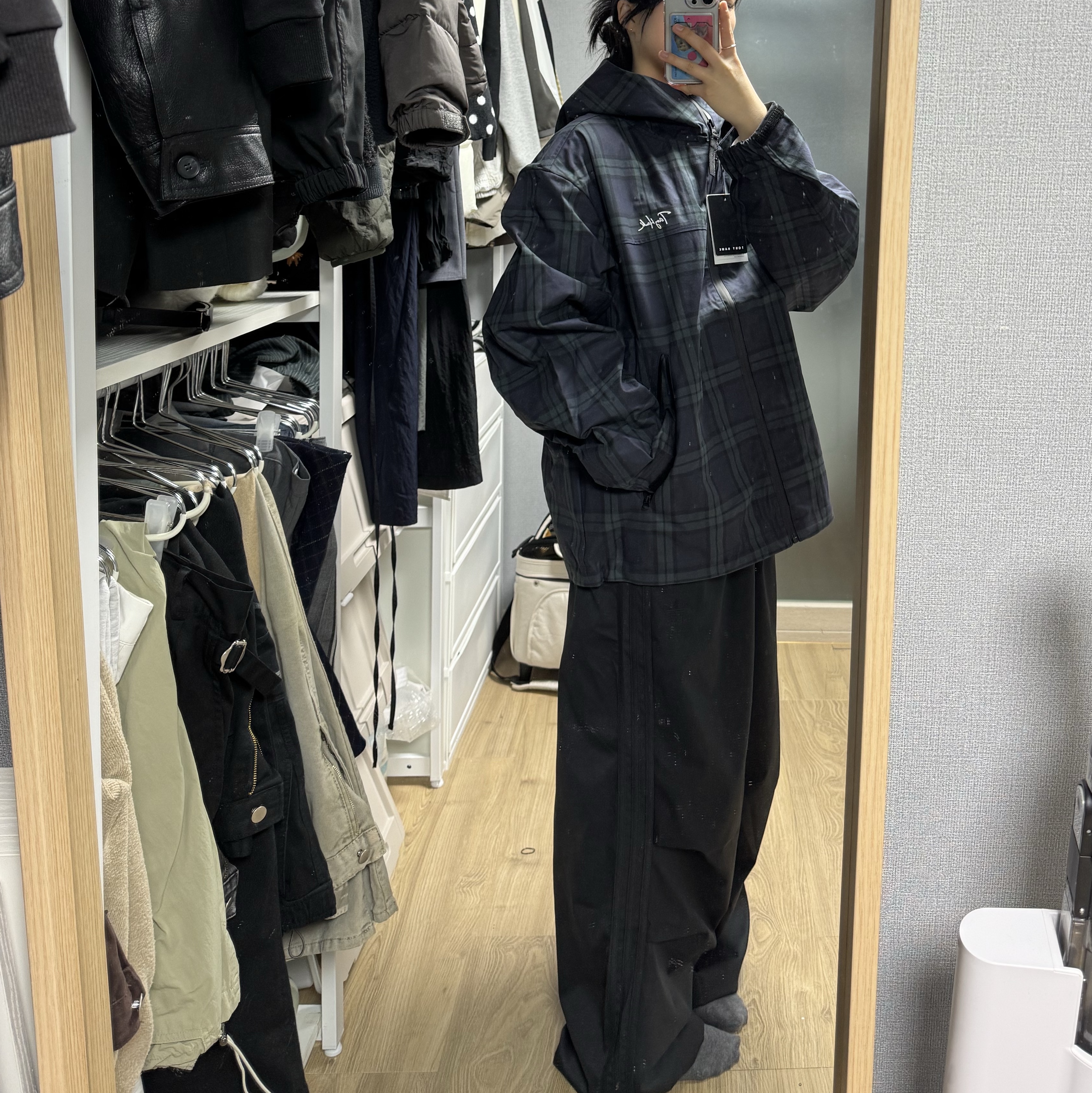 Adidas Parachute Pants Black - KR Sizing 착용 스타일 - 1