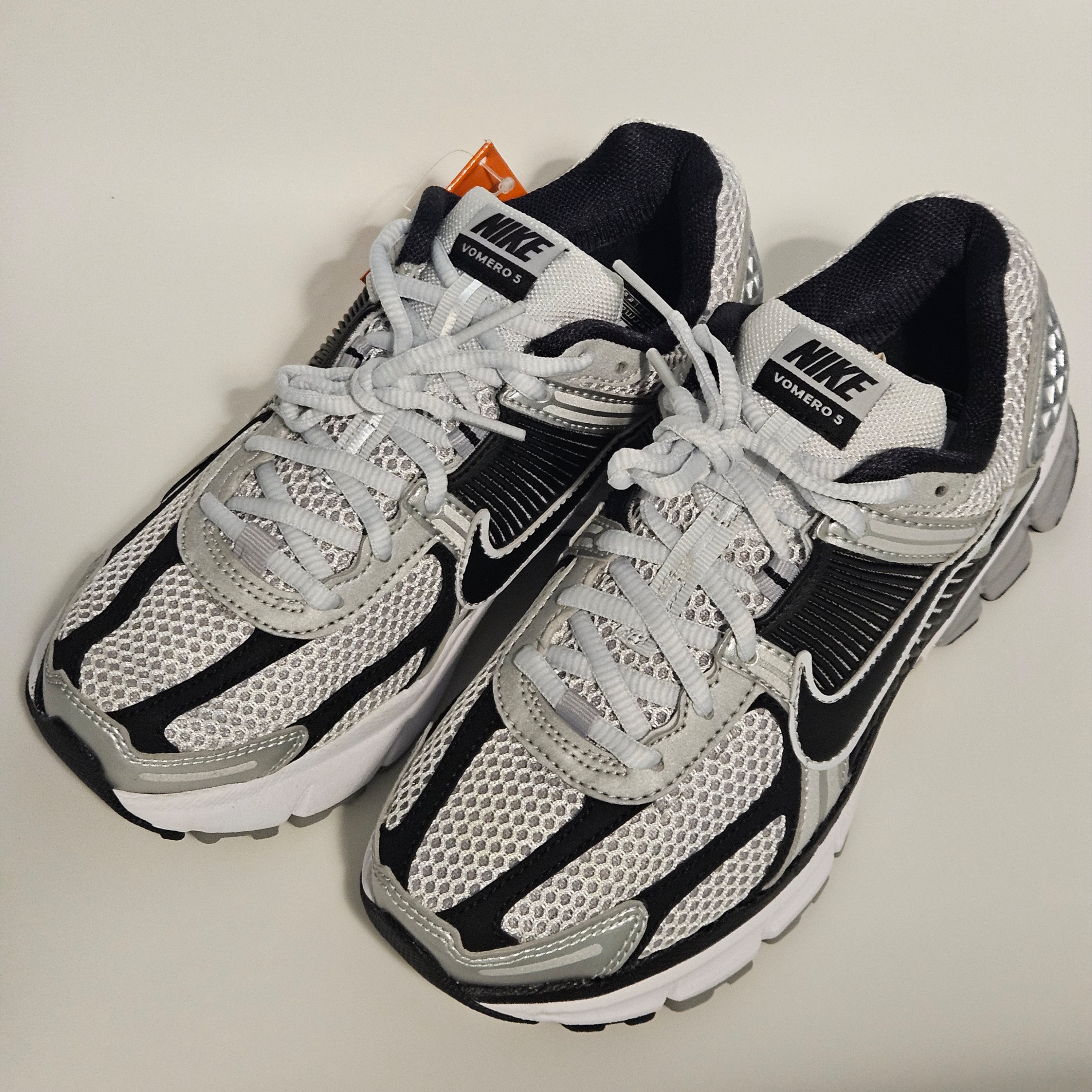 Nike Zoom Vomero 5 Metallic Silver Black 착용 스타일