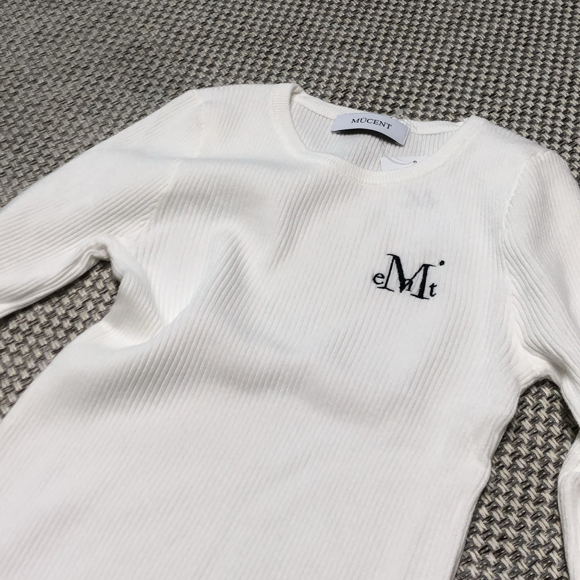 MUCENT Greave R-Neck Crop Rib Knit White 착용 스타일