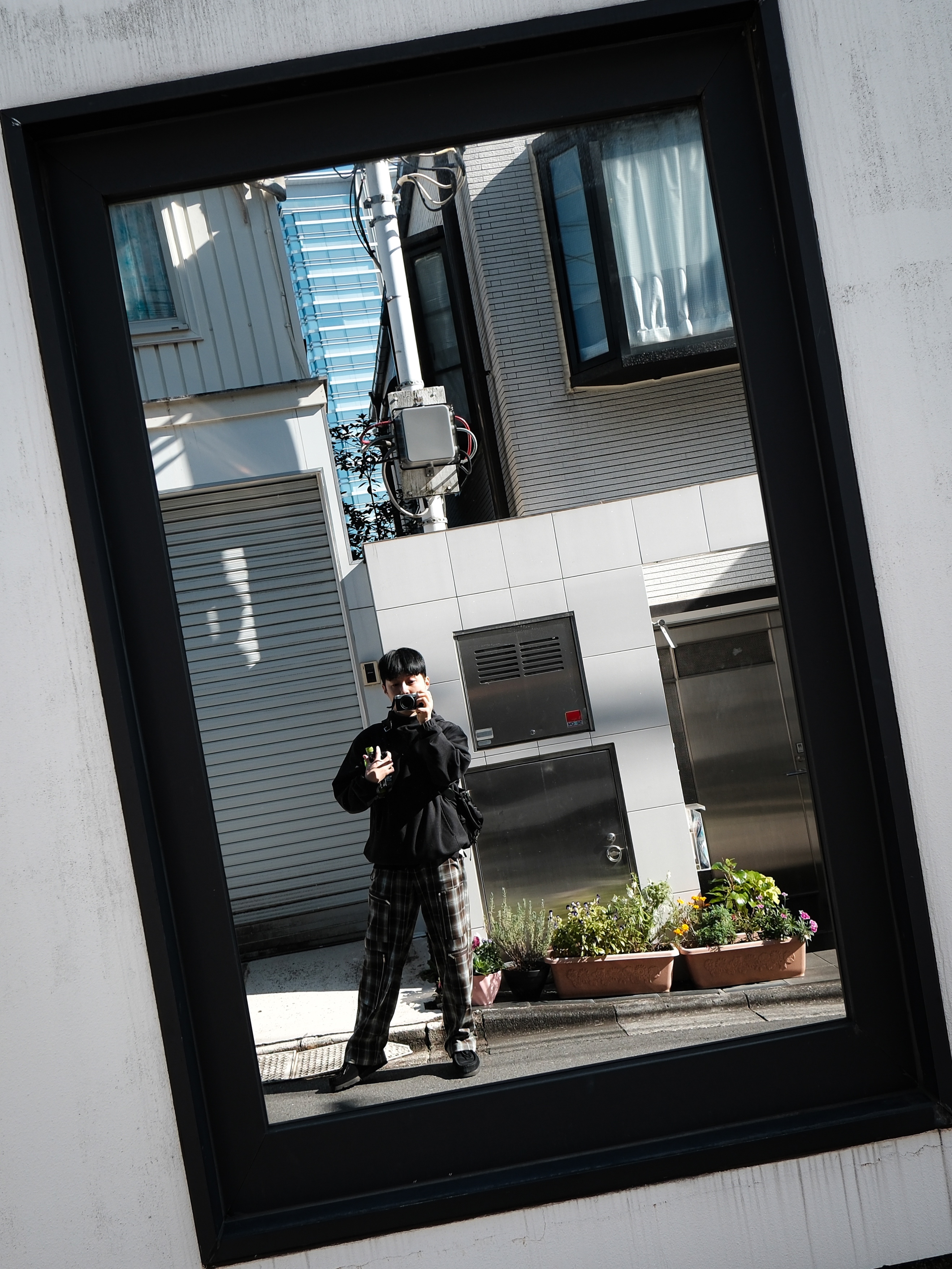 GU x Undercover Zip Pocket Pants Dark Brown, Prada Re-Nylon and Saffiano Leather Shoulder Bag Black 착용 스타일 - 3