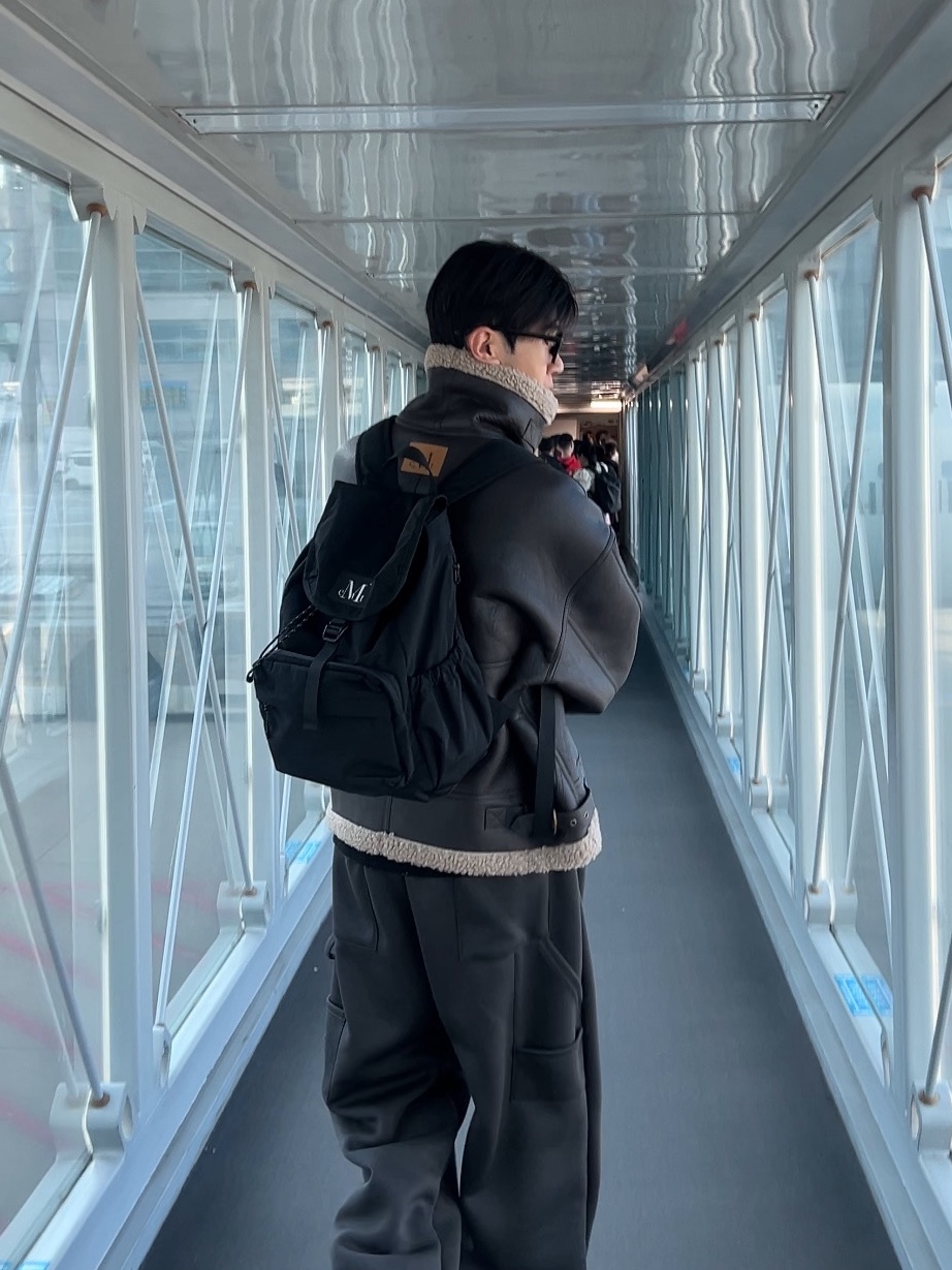 MUCENT Nove Wide Pocket Back Pack Black, MUCENT Chive Leather Wapen Mustang Jacket Black 착용 스타일 - 3